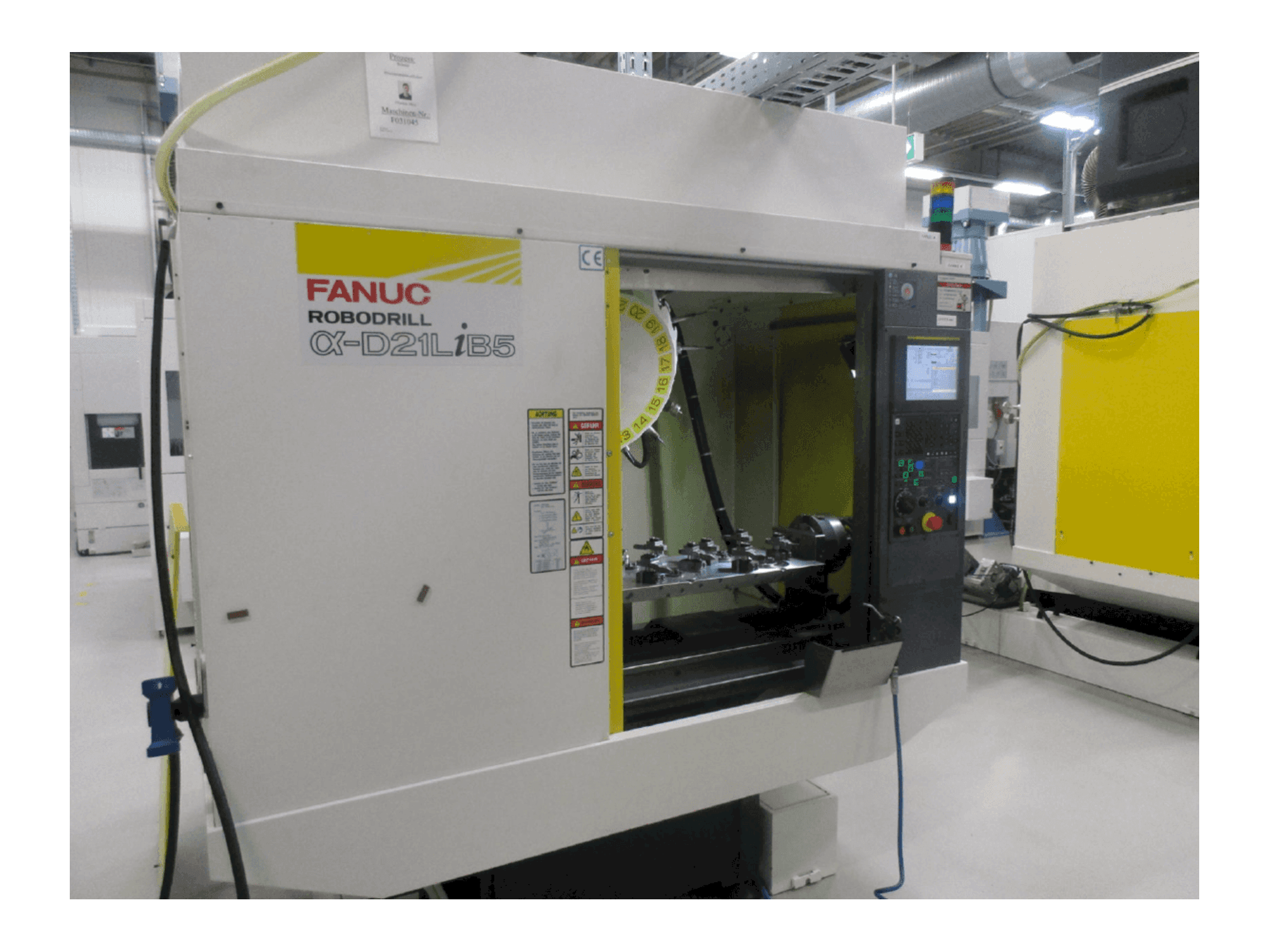 Widok z przodu maszyny FANUC ROBODRILL Alpha D21LiB5