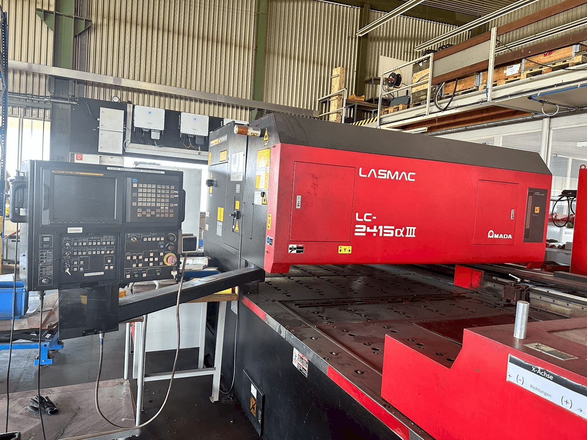 Widok z przodu maszyny AMADA LC2415 A3