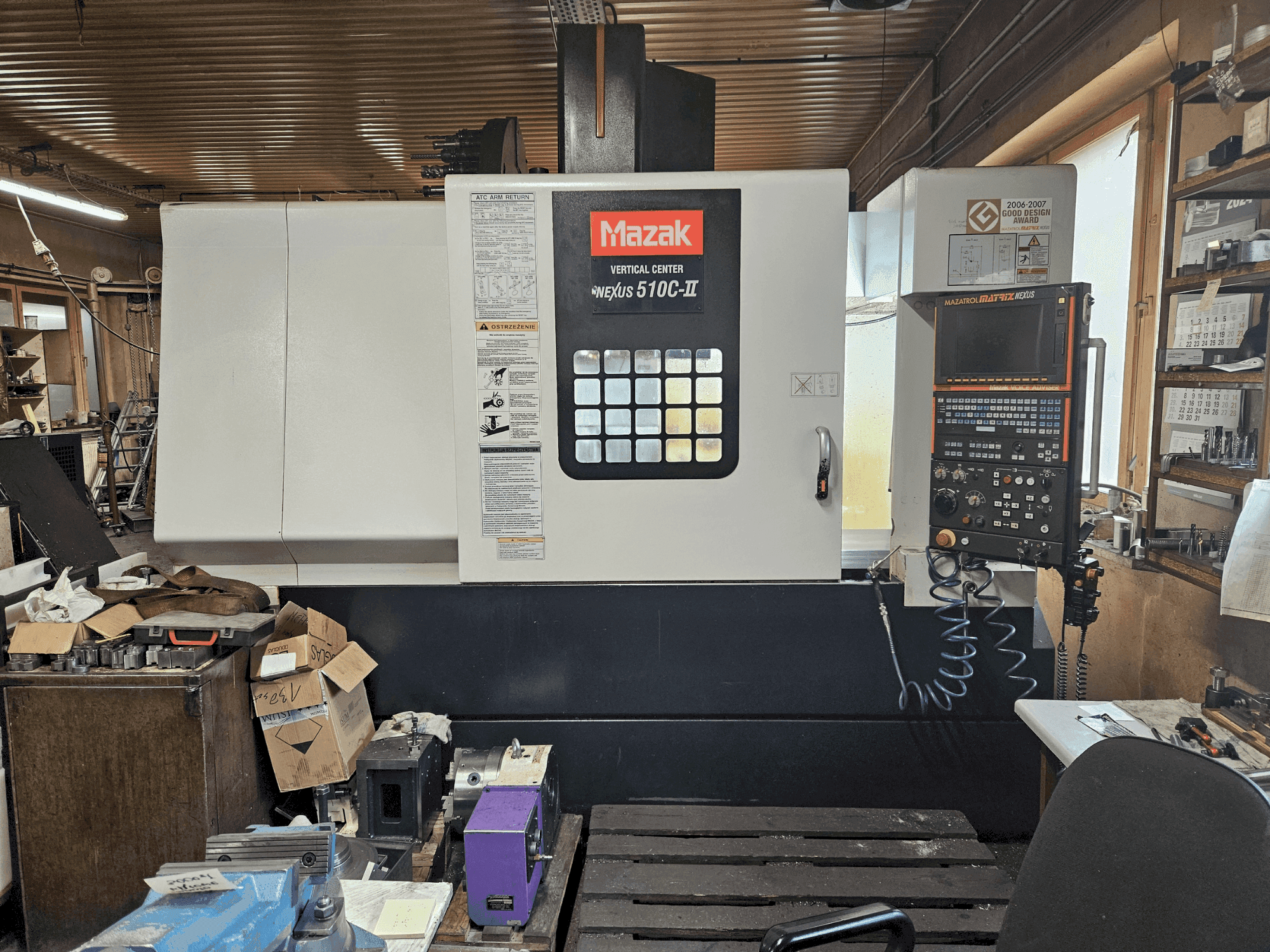 Widok z przodu maszyny Mazak NEXUS VCN 510C-II