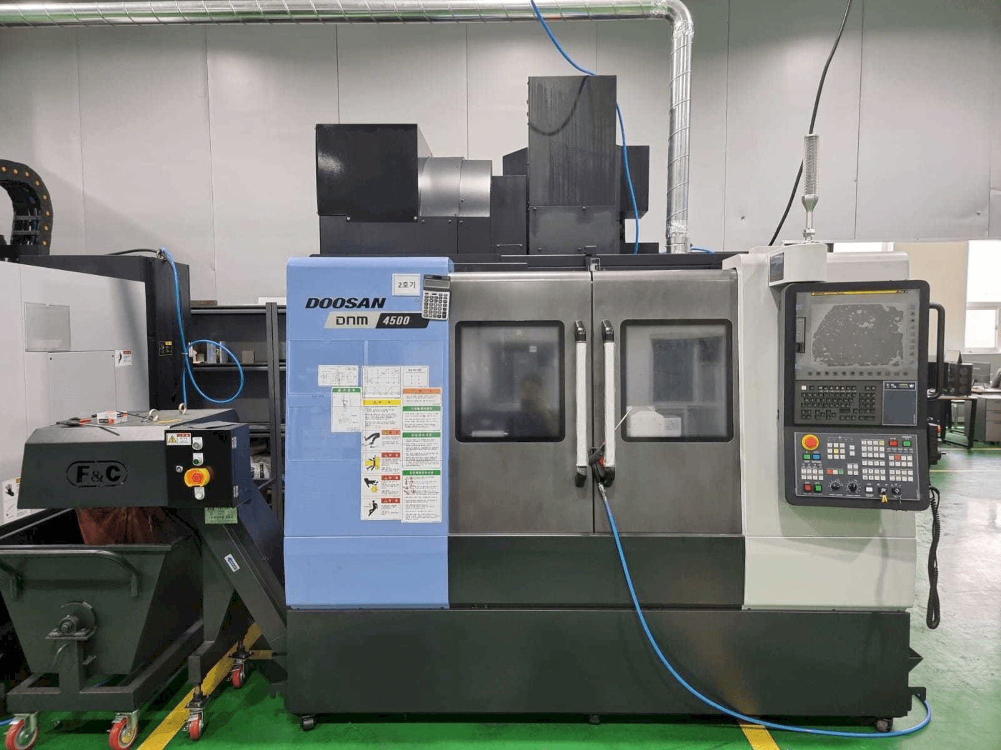 Widok z przodu maszyny Doosan DNM 4500