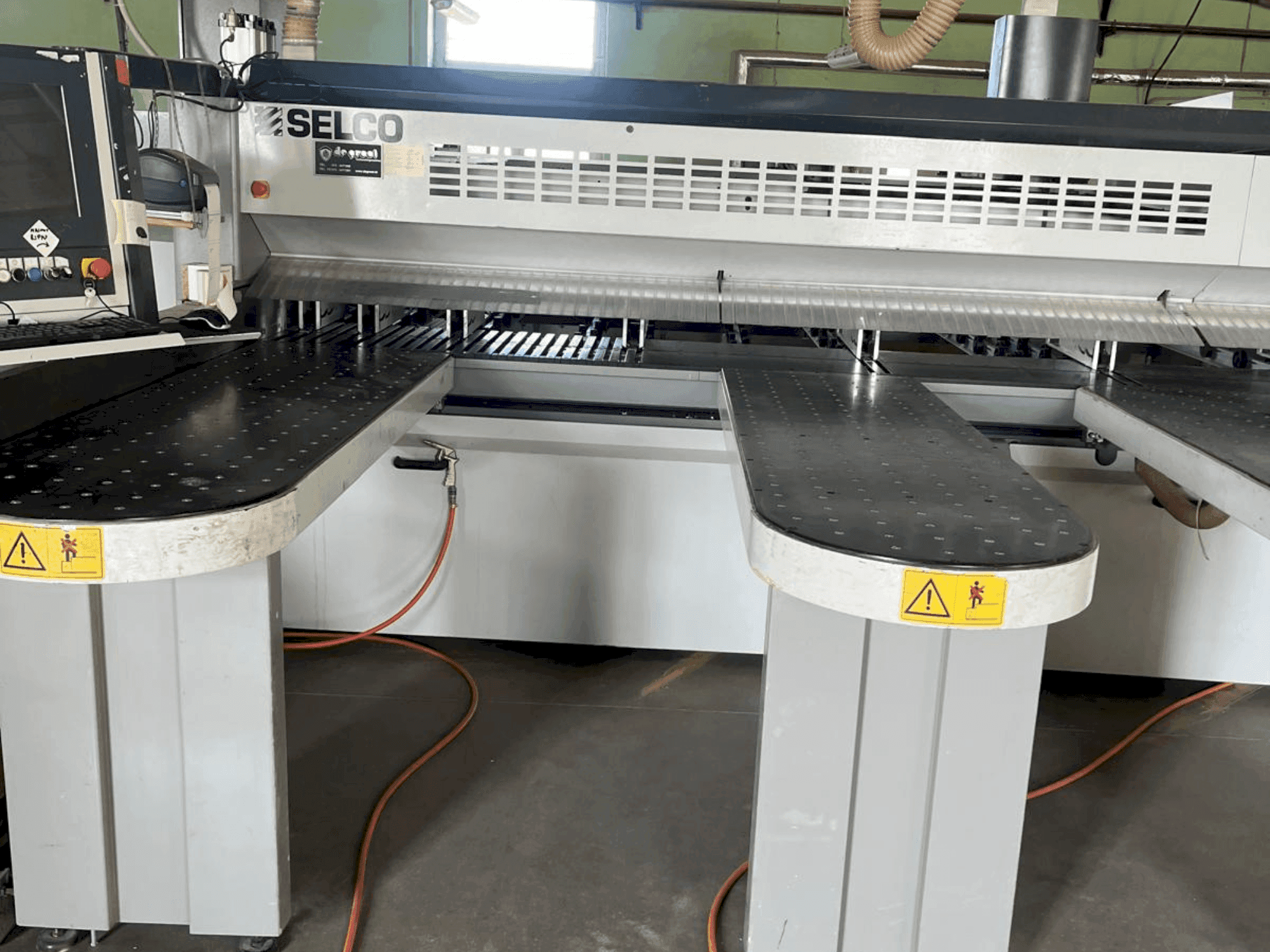 Widok z przodu maszyny SELCO WN750