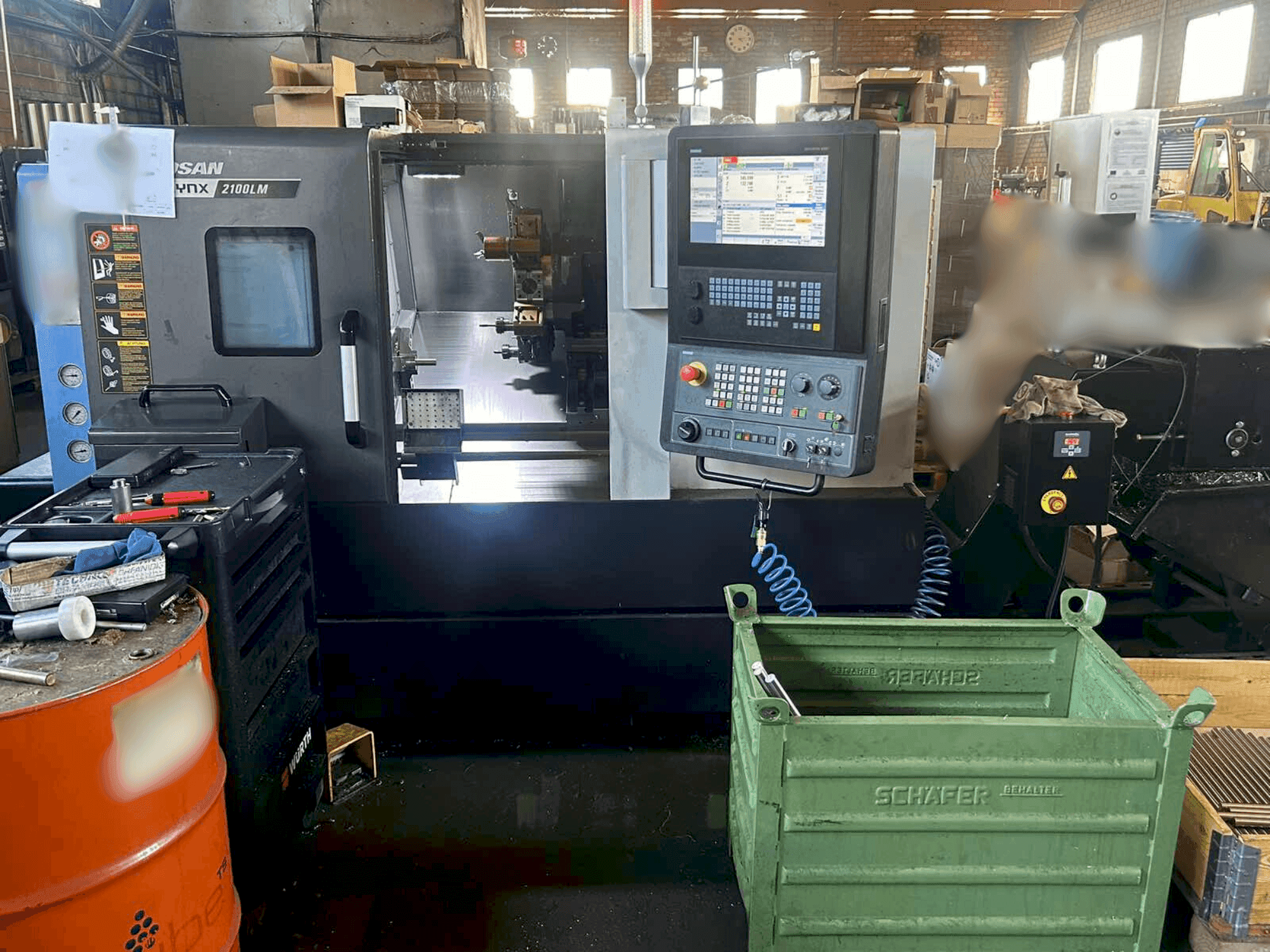 Widok z przodu maszyny DOOSAN LYNX 2100 LMB