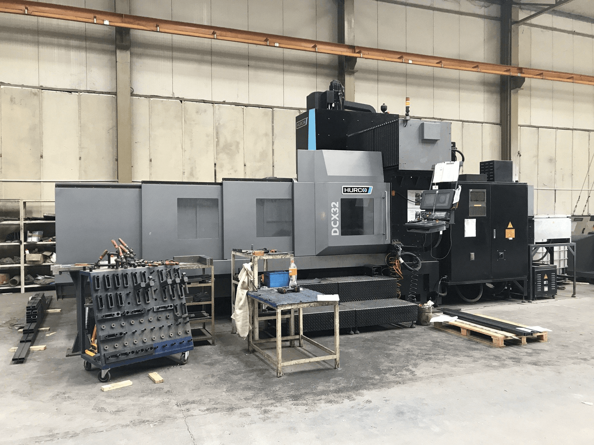 Widok z przodu maszyny Hurco DCX32/50T