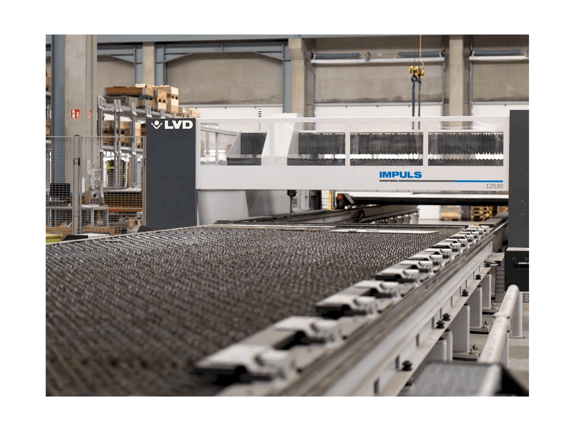 Widok z przodu maszyny LVD Impuls 12530