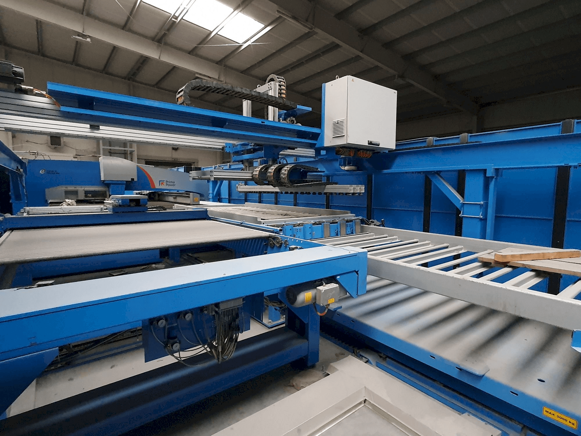 Widok z przodu maszyny Prima Power LPe6f