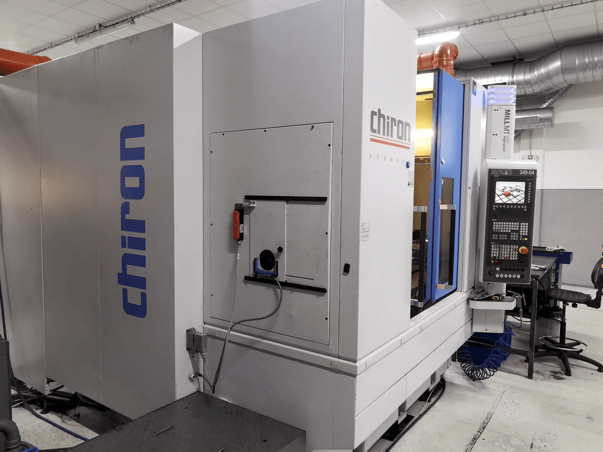 Widok z przodu maszyny CHIRON MILL 800