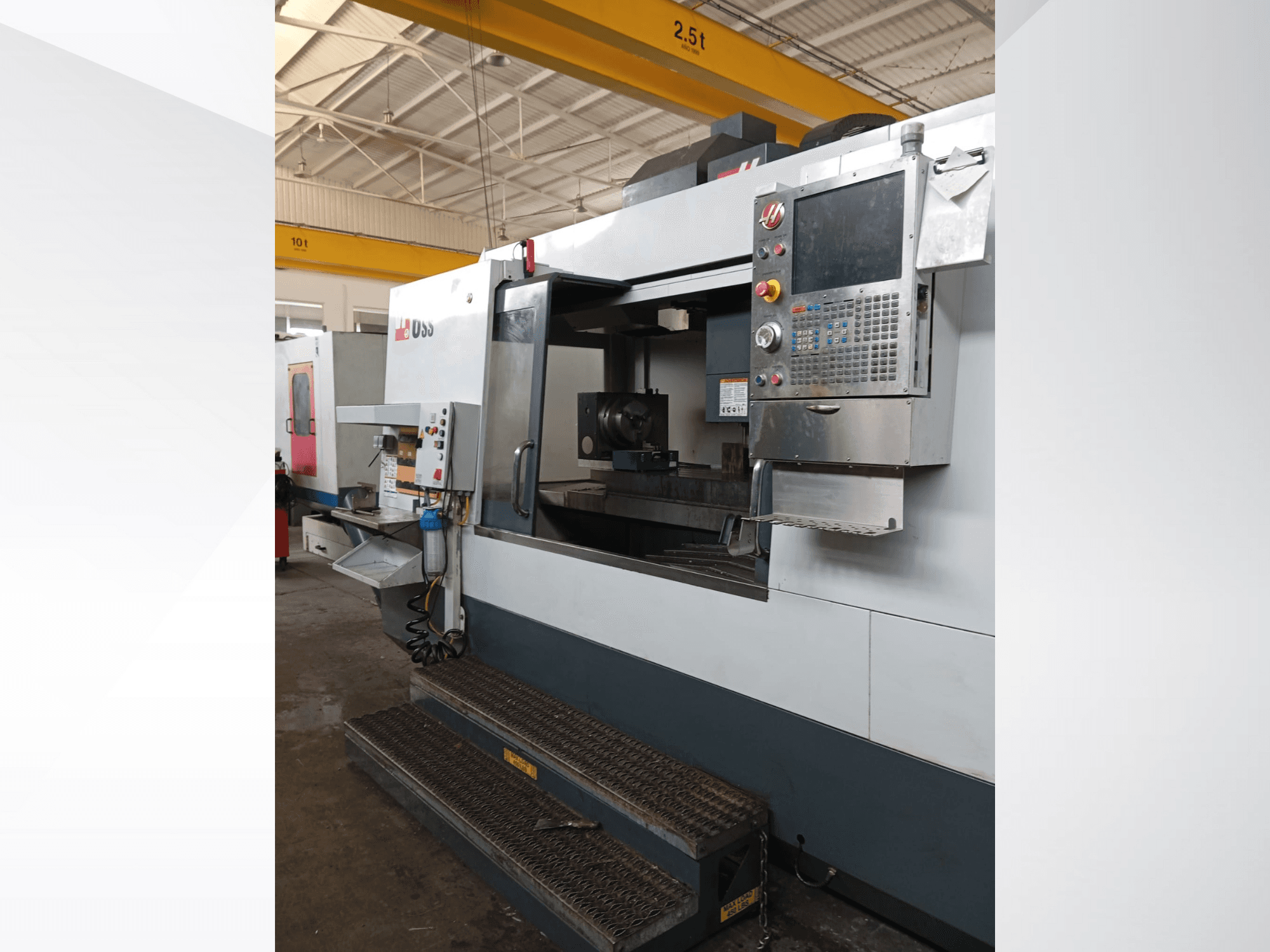 Frezarka CNC Haas, widok z przodu, pokazujący panel sterowania, obszar roboczy i szczegółowe kroki dostępu.