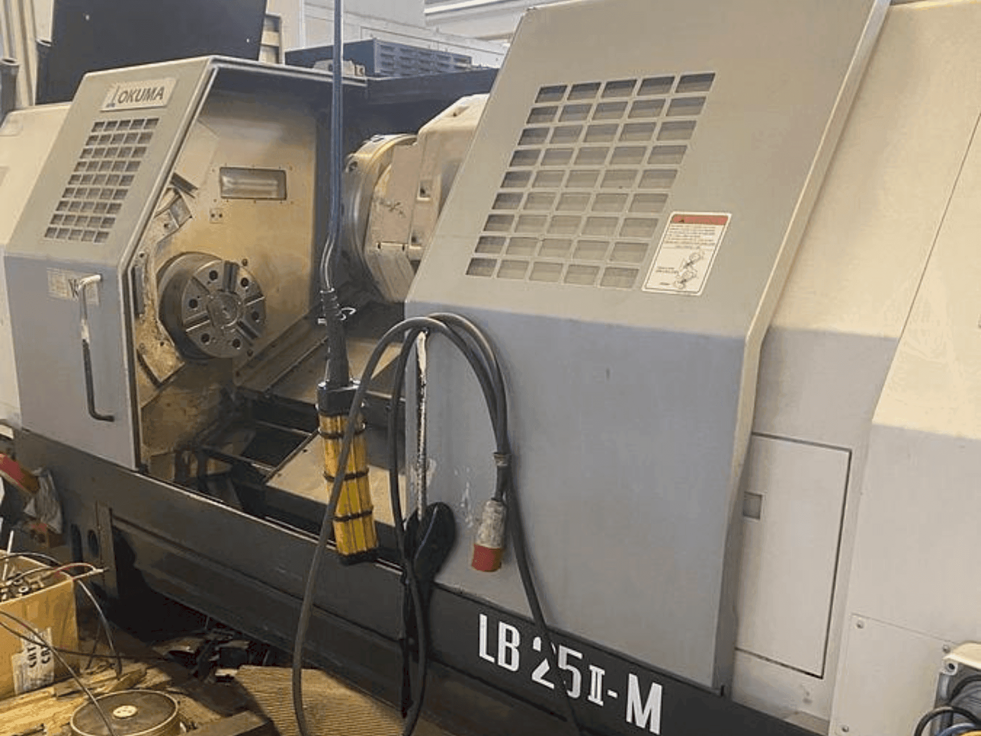 Widok z przodu maszyny Okuma LB 25 II-M