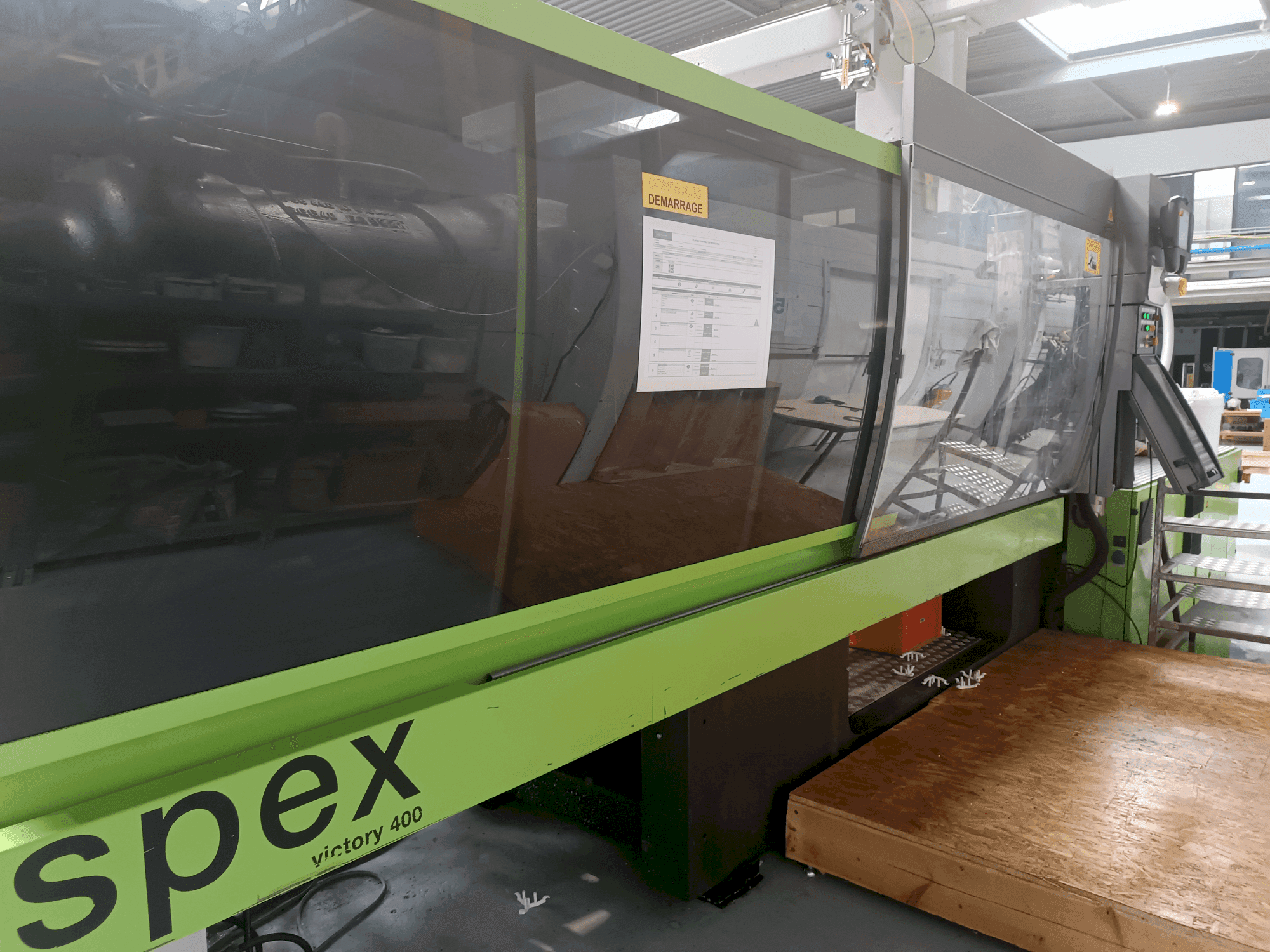 Widok z przodu maszyny Engel Victory 1350 400HL Spex