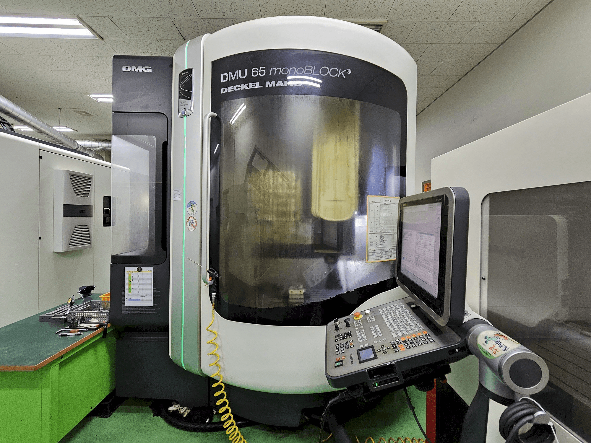 Widok z przodu maszyny DECKEL MAHO DMU 65 monoBlock