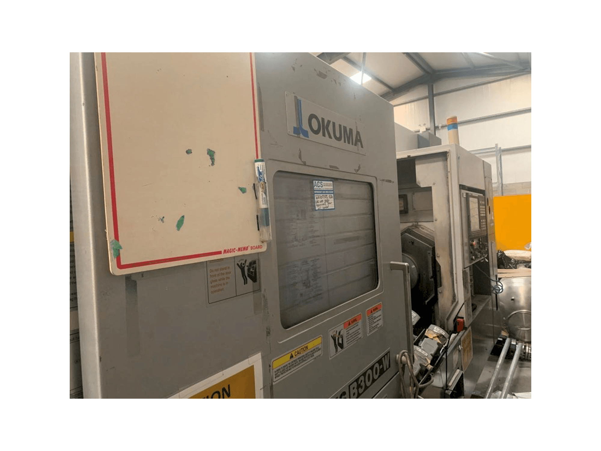 Widok z przodu maszyny Okuma Multus B-300W