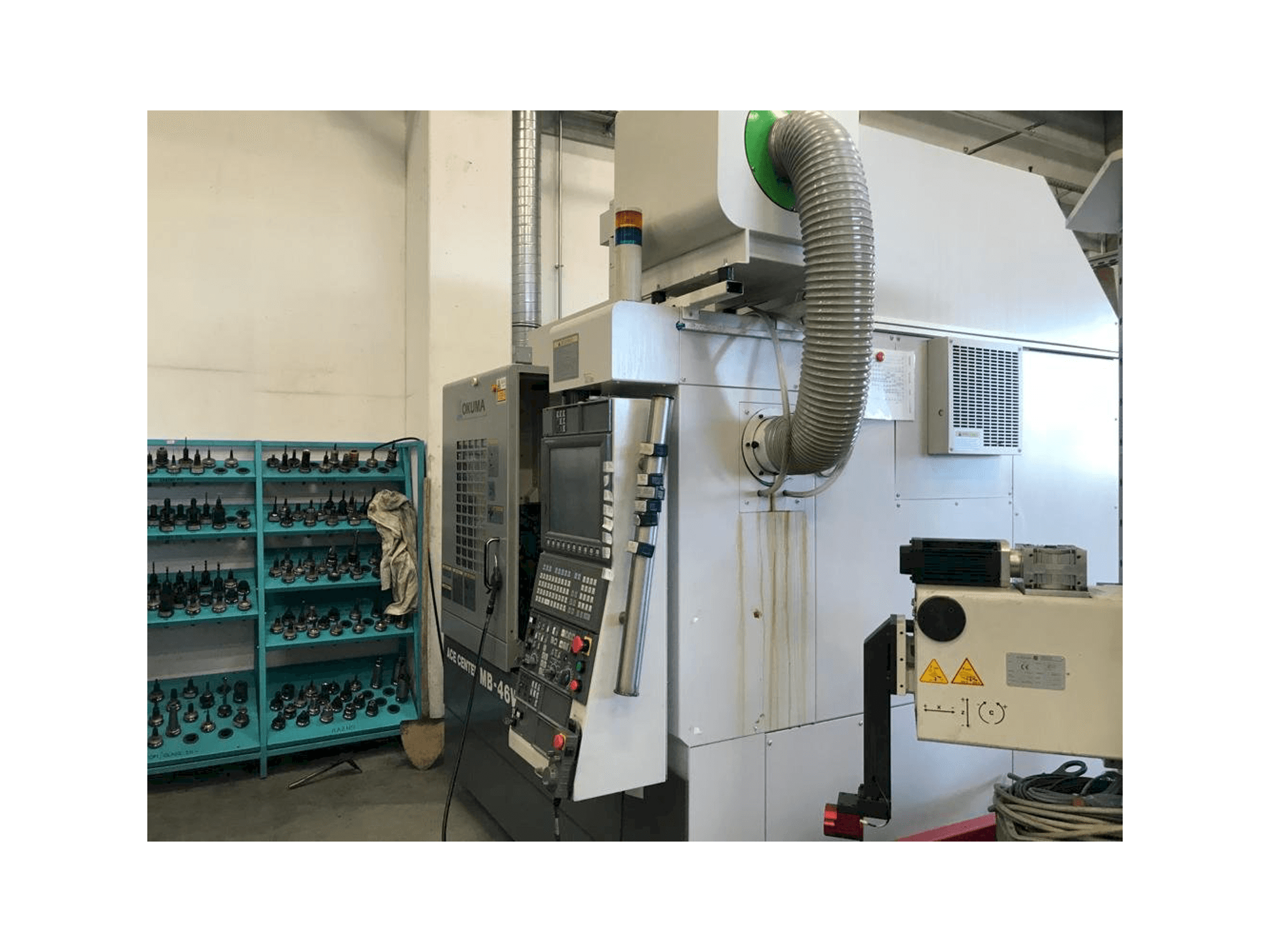 Widok prawej strony maszyny Okuma MB 46 VAE