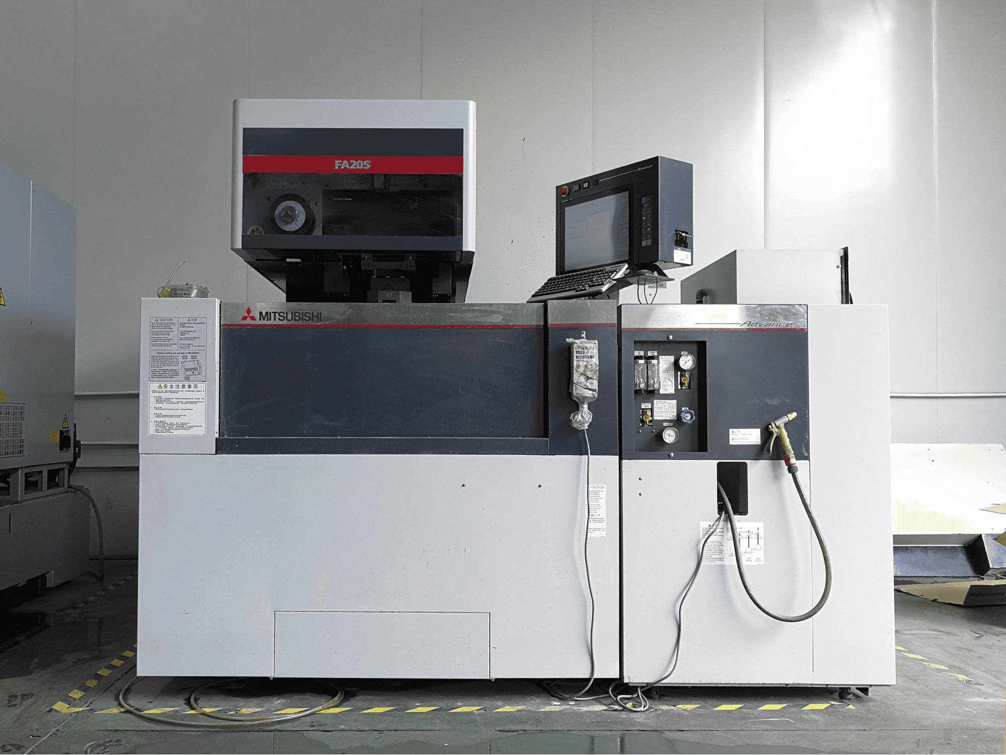 Widok z przodu maszyny Mitsubishi Electric FA20S