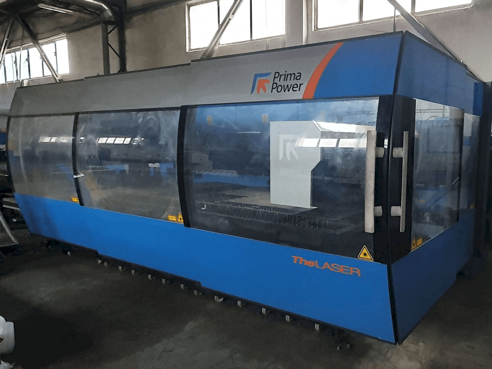 Widok z przodu maszyny Prima Power Platino 1530