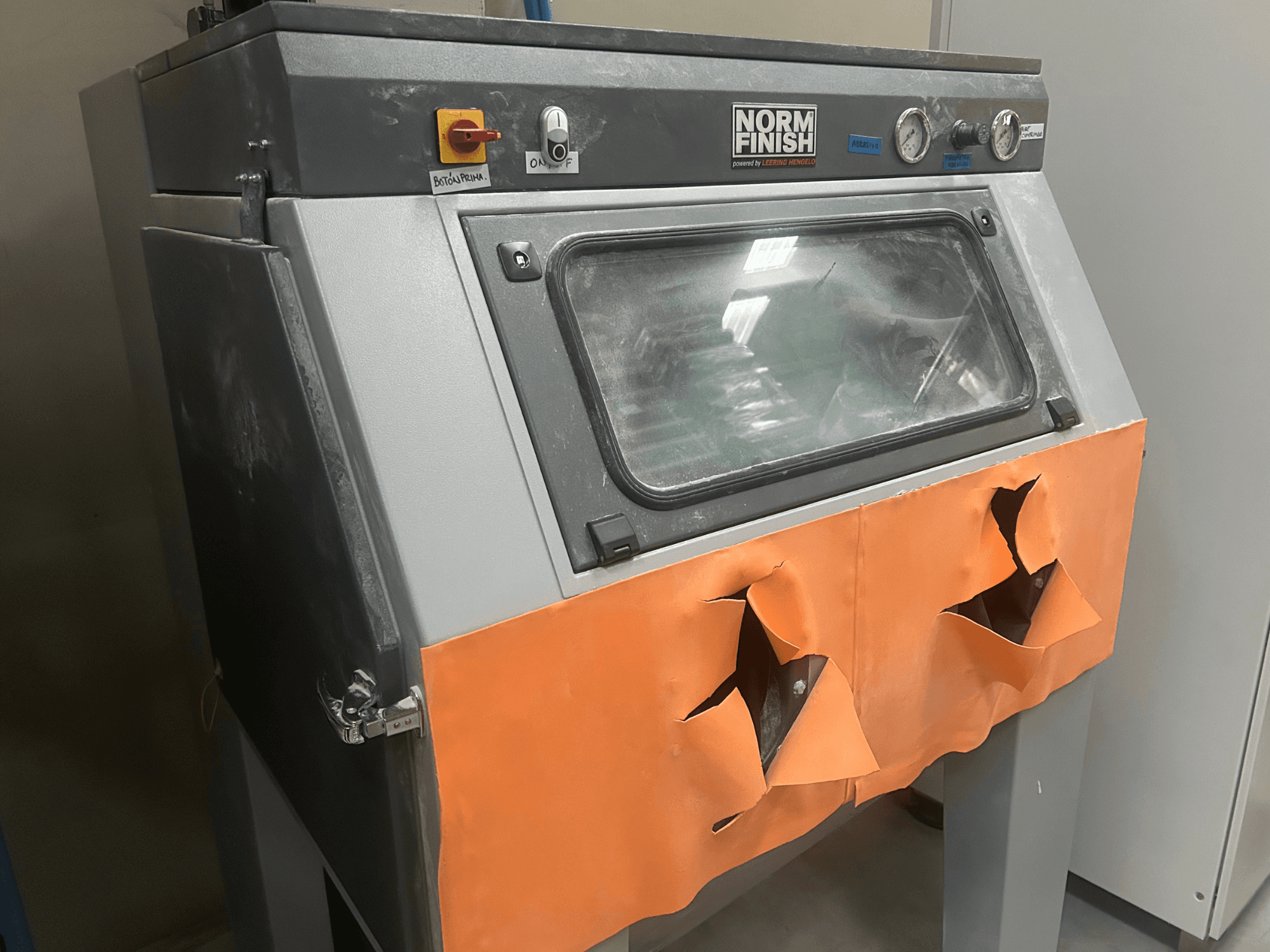 Plastikowa drukarka 3D EOS P 396 w kolorze szarym, widok z boku ze zużytą pomarańczową pokrywą i widocznym panelem sterowania, stan zakurzony.