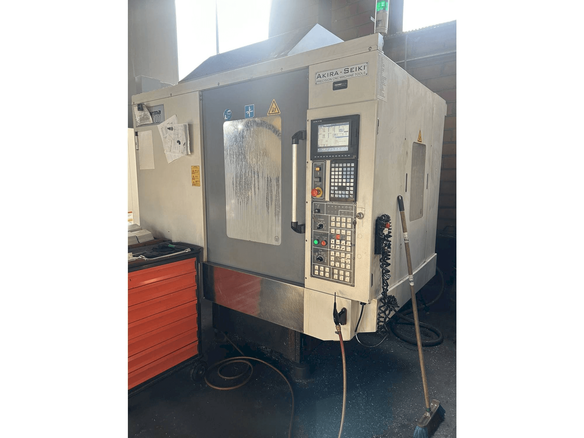 Widok z przodu maszyny Akira Seiki PC700