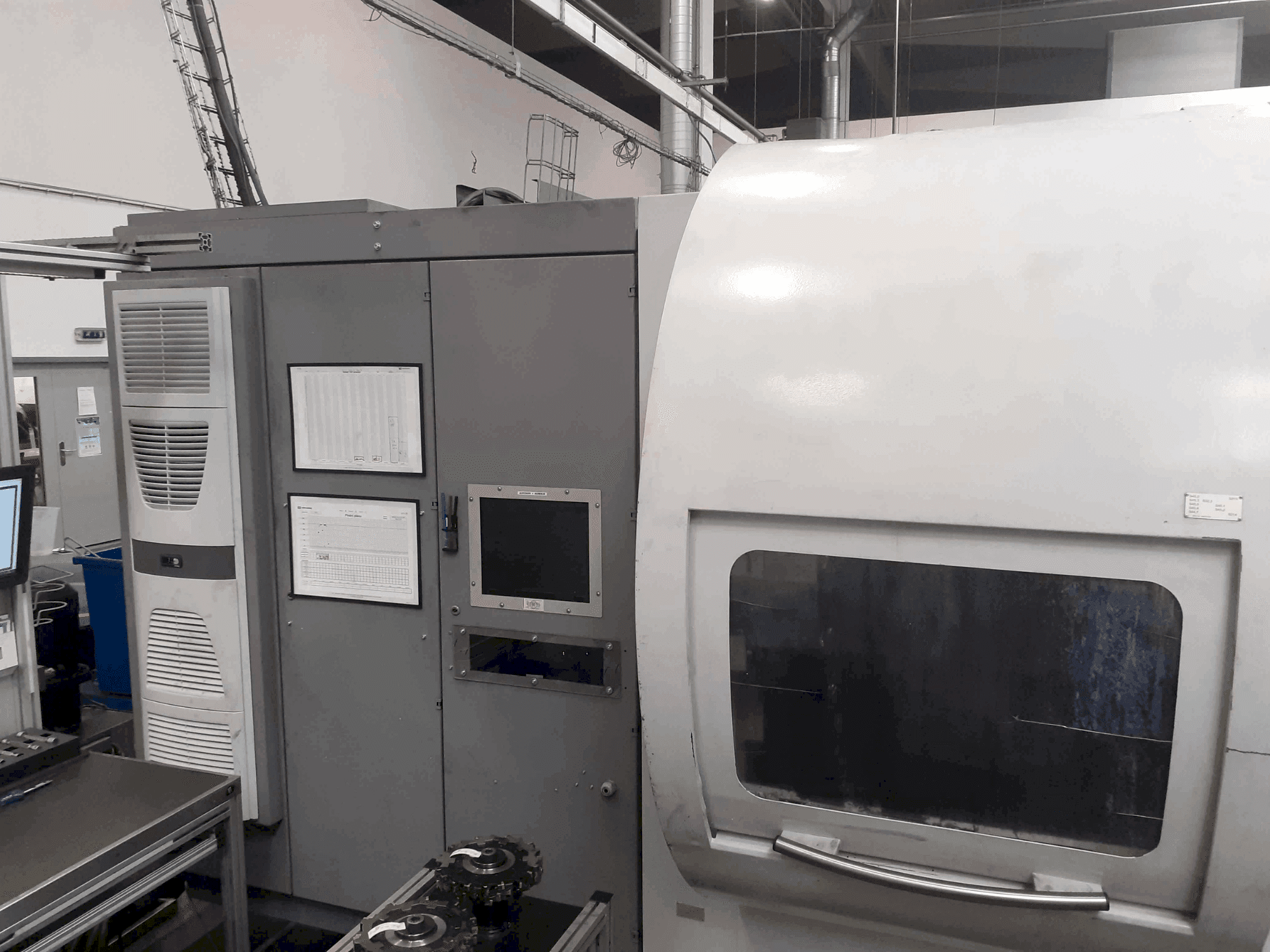 Widok z przodu maszyny DECKEL MAHO DMC 80 H