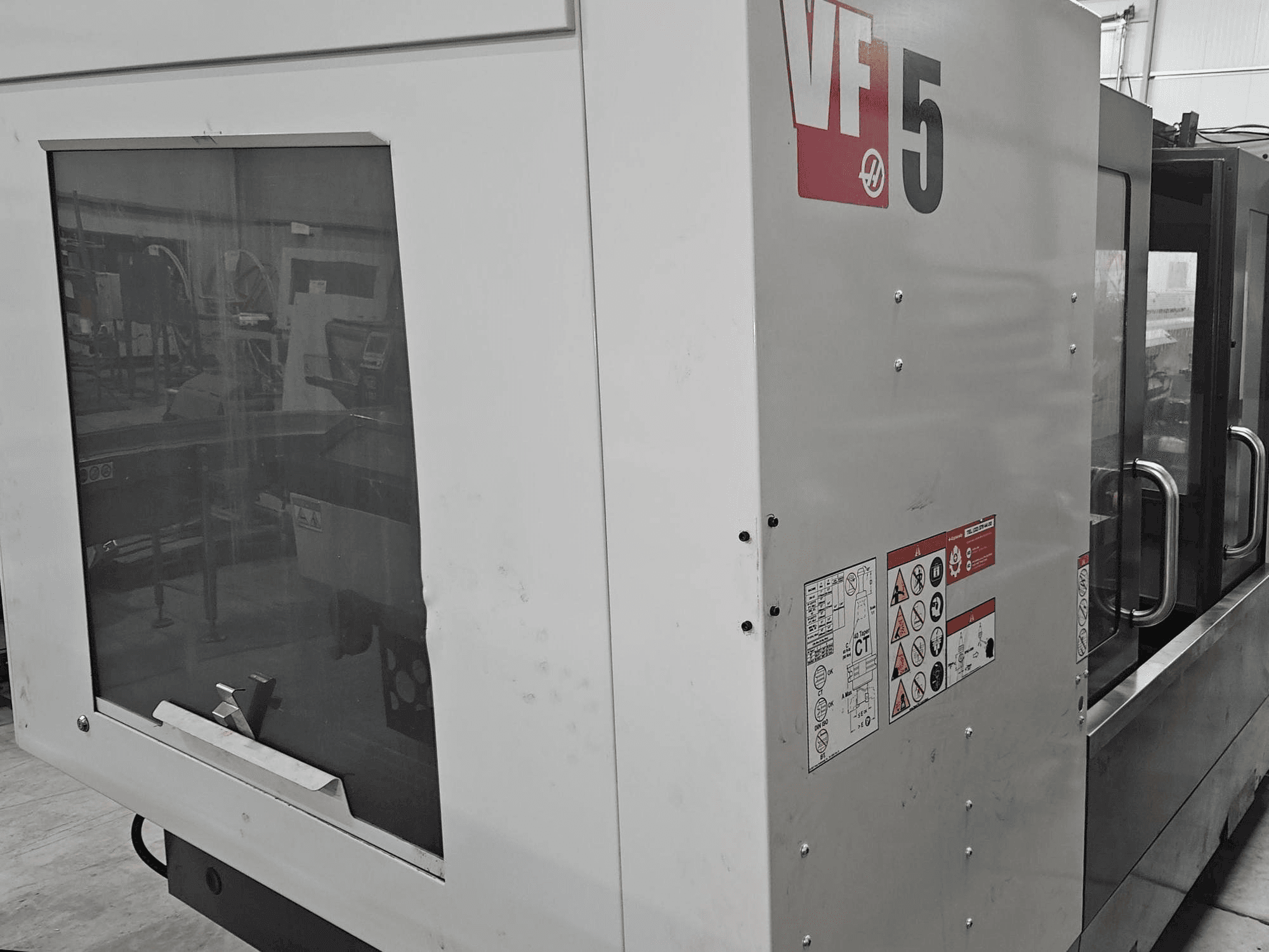 Widok z przodu maszyny HAAS VF-5/40