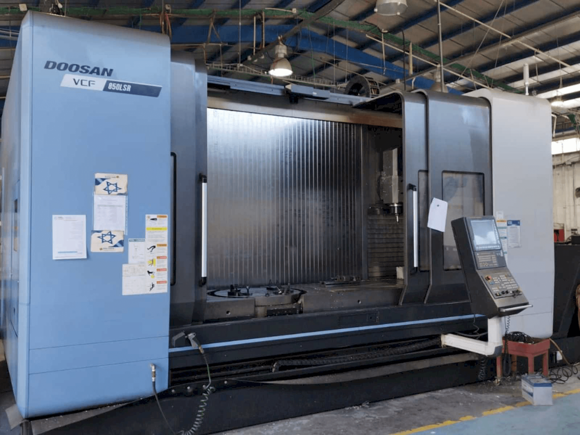 Widok z przodu maszyny Doosan VCF 850LSR