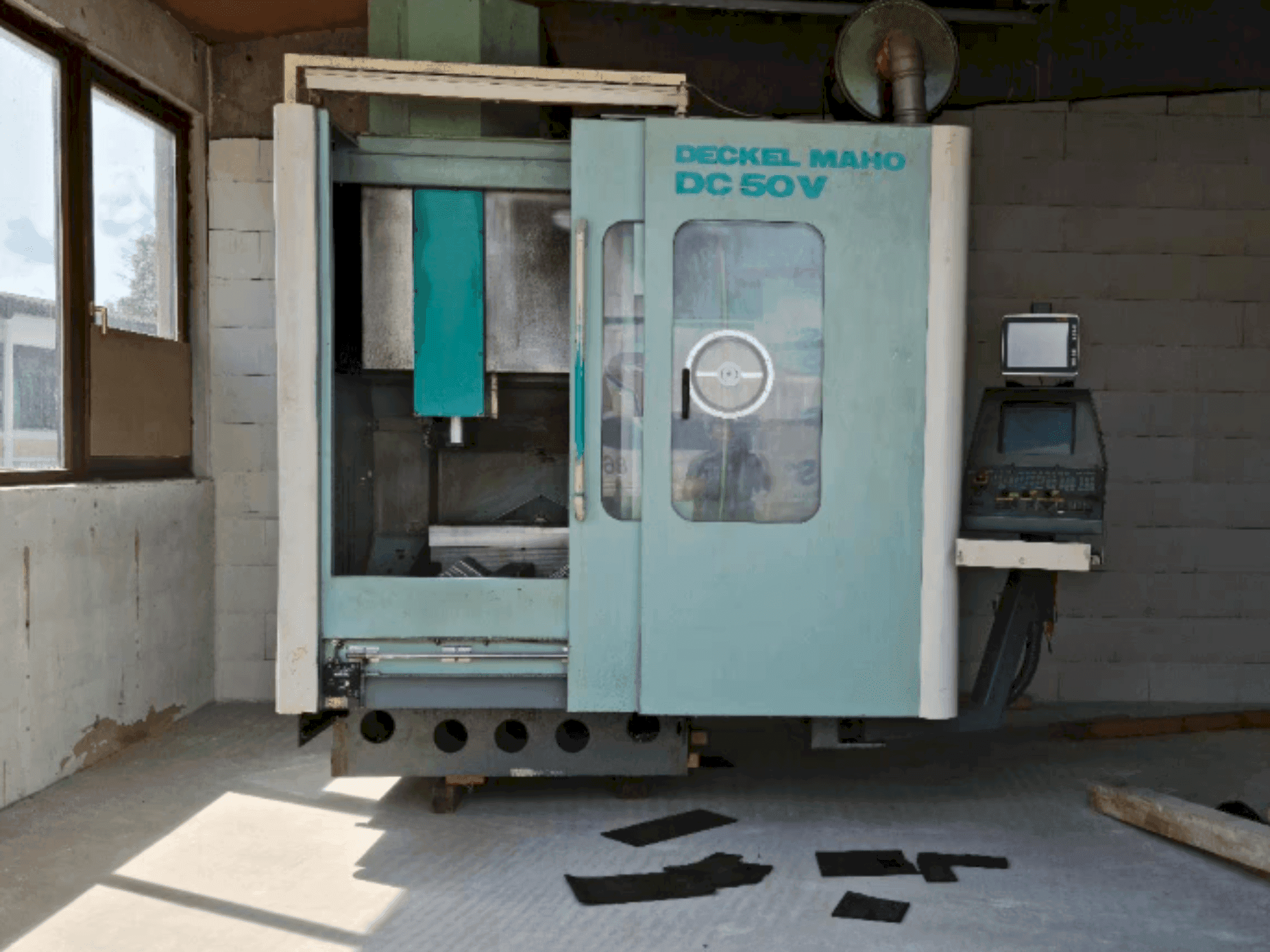 Widok z przodu maszyny DECKEL MAHO DC 50 V