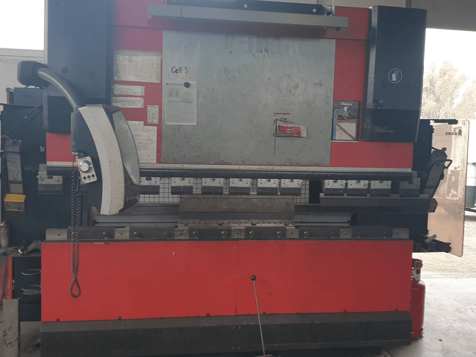 Widok z przodu maszyny AMADA HFE 8025/7