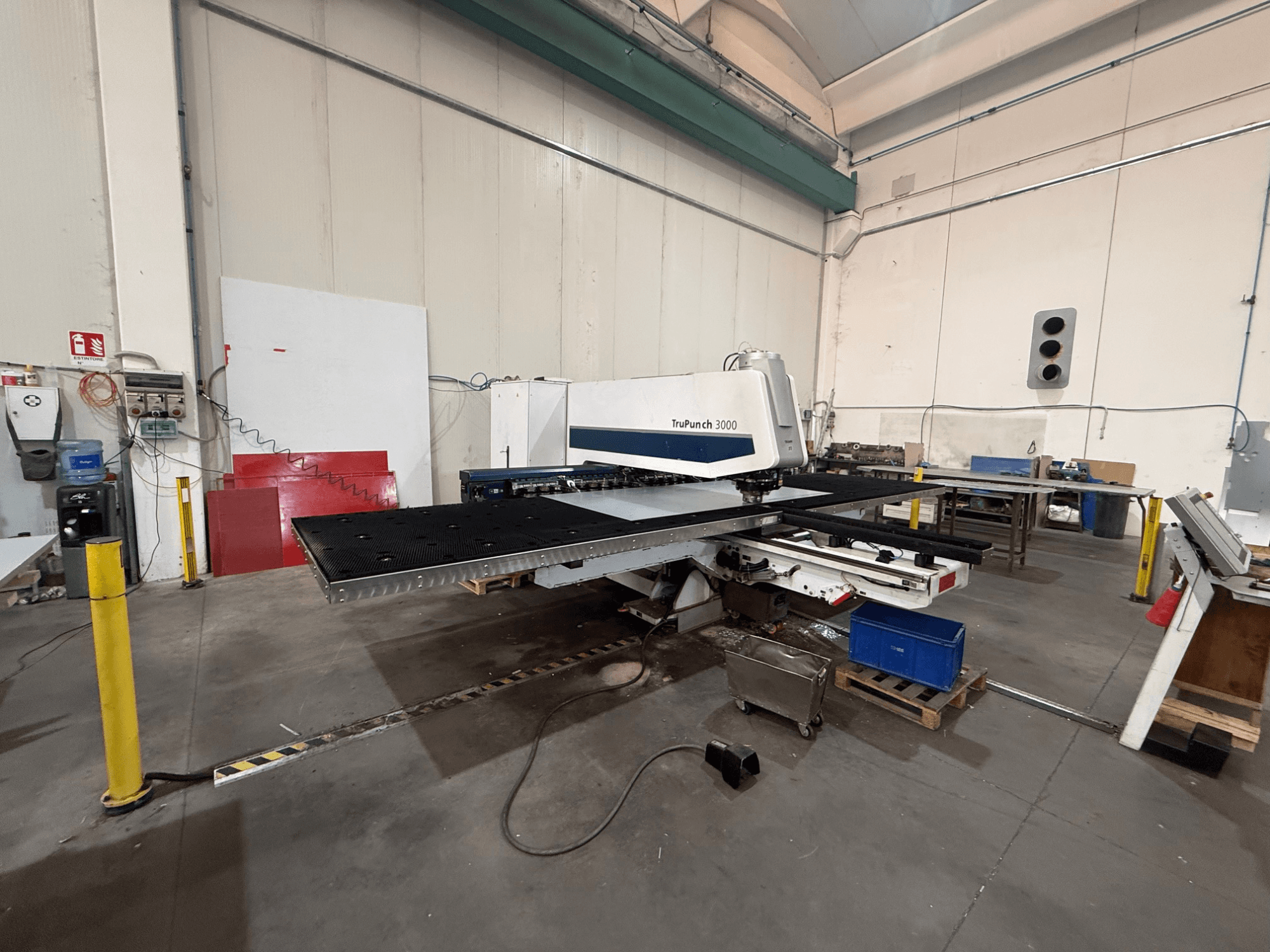Wykrawarka CNC TRUMPF TruPunch 3000, widok z boku, przedstawiający głowicę wykrawającą, duży stół oraz otaczające ją otoczenie warsztatowe.