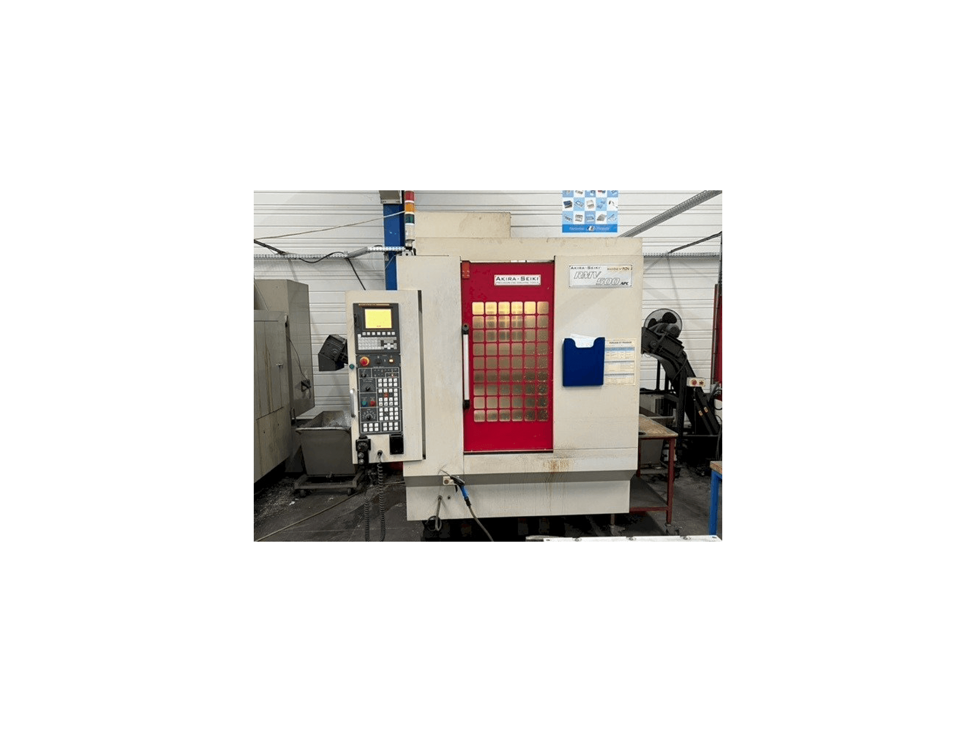 Widok z przodu maszyny Akira Seiki RMV500 APC