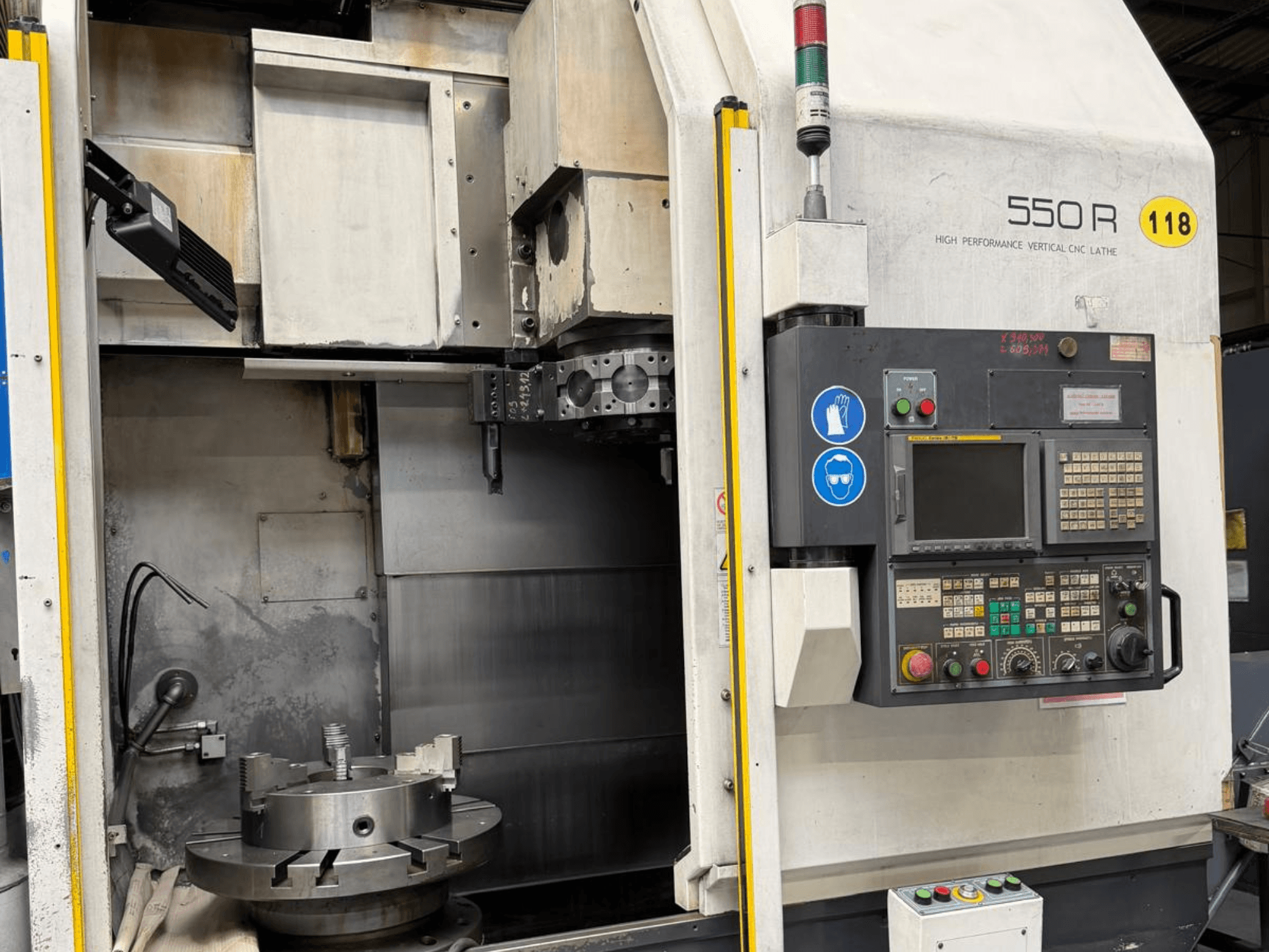 Wysokowydajna pionowa tokarka CNC 550 R, widok z przodu, pokazujący panel sterowania, uchwyt obrotowy i elementy operacyjne.