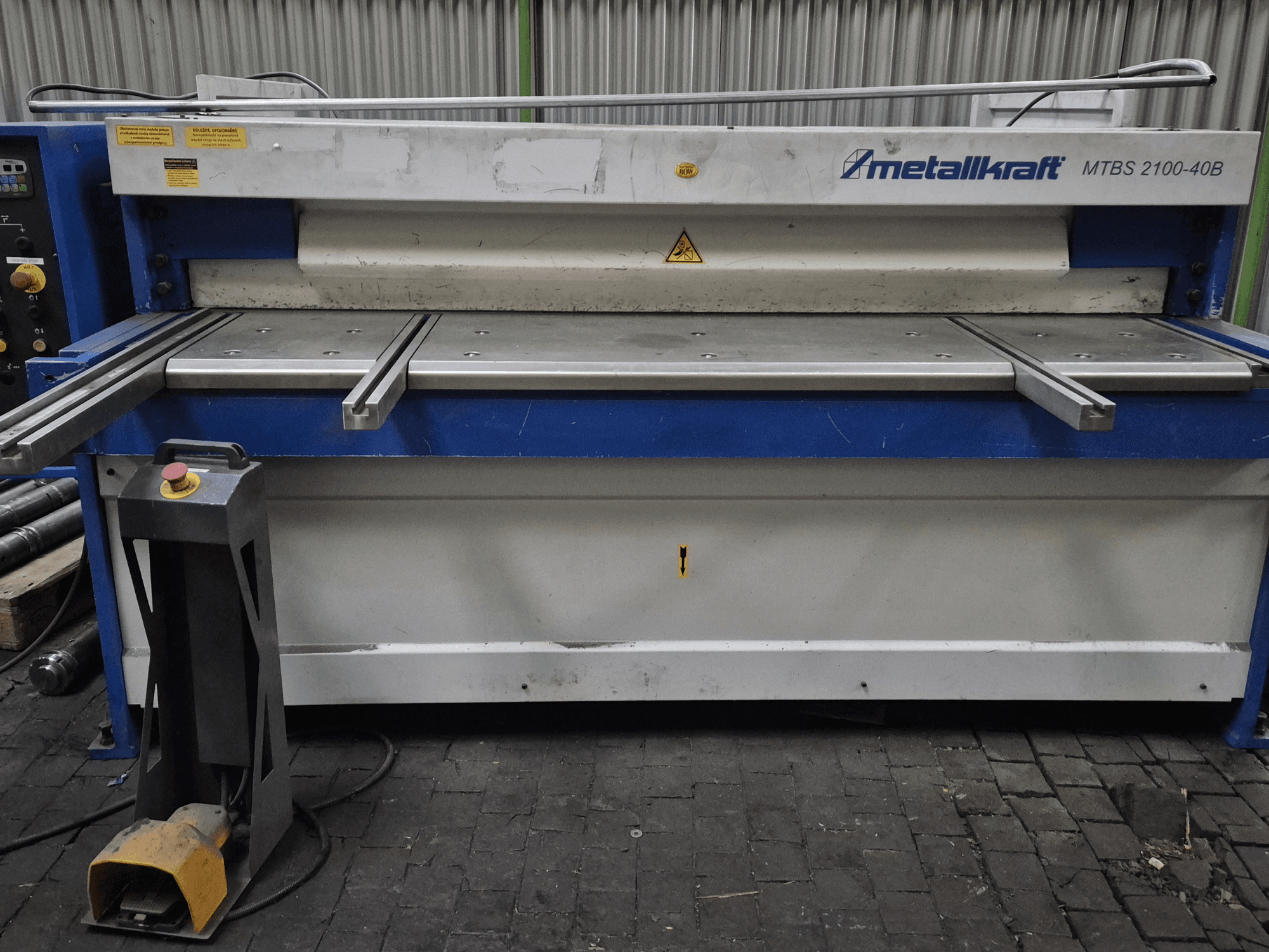 Nożyce CNC Metallkraft MTBS 2100-40B, widok z przodu przedstawiający panel sterowania i stół tnący z funkcjami bezpieczeństwa.