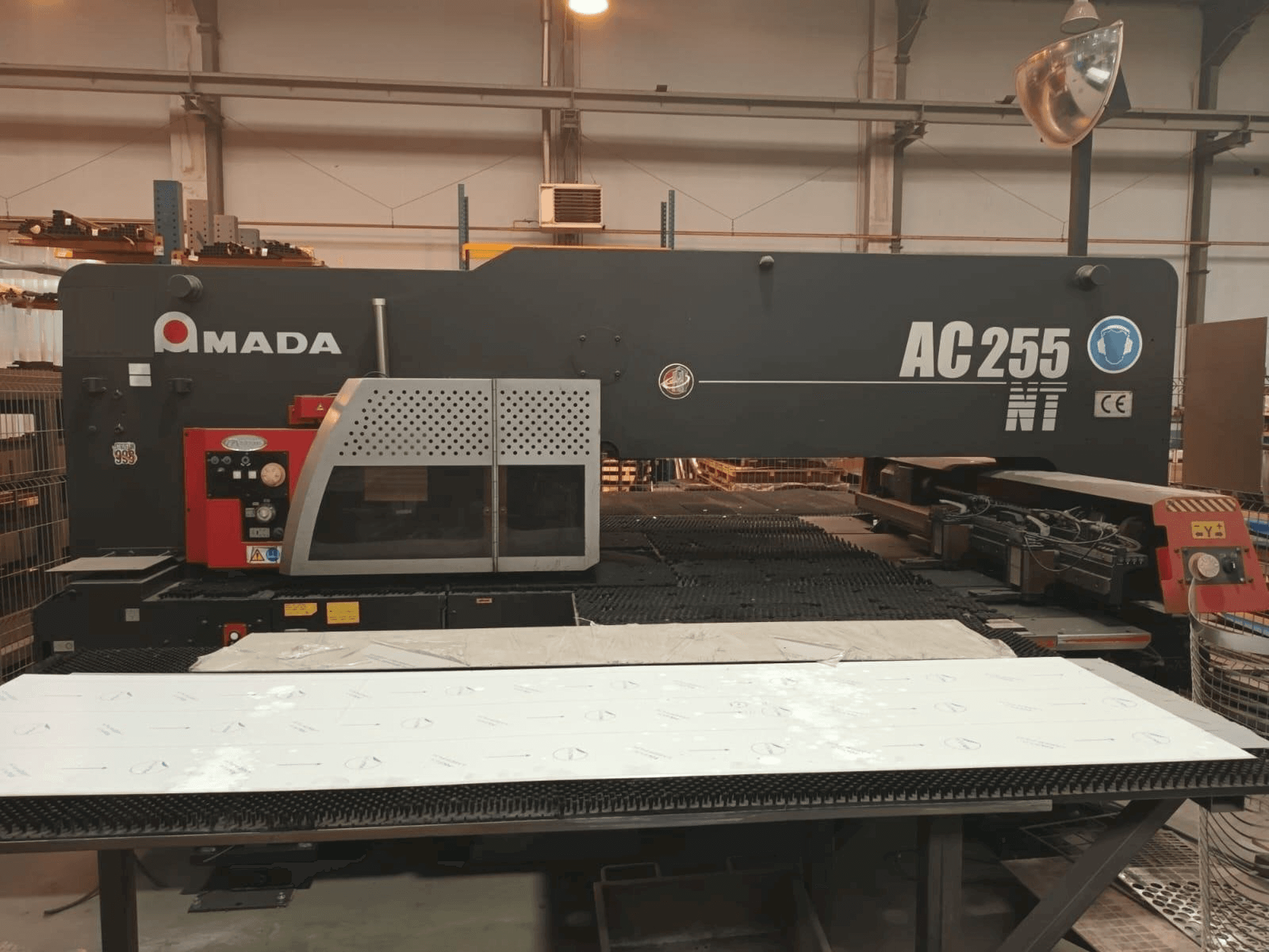 Widok z przodu maszyny AMADA AC 255 NT