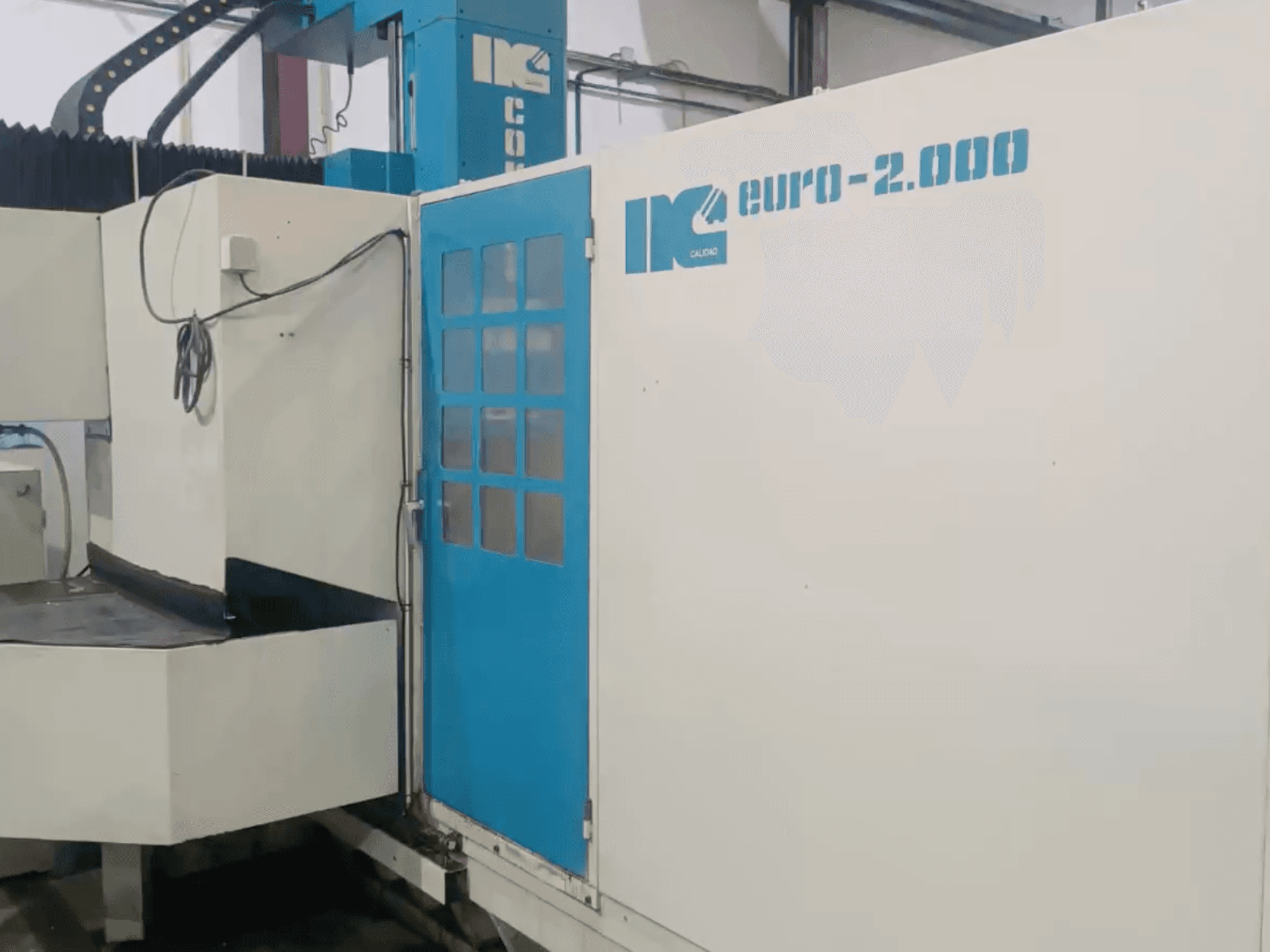 Maszyna przemysłowa IK, model Euro-2000, widziana od przodu, z dużym łożem frezarskim i panelem sterowania.