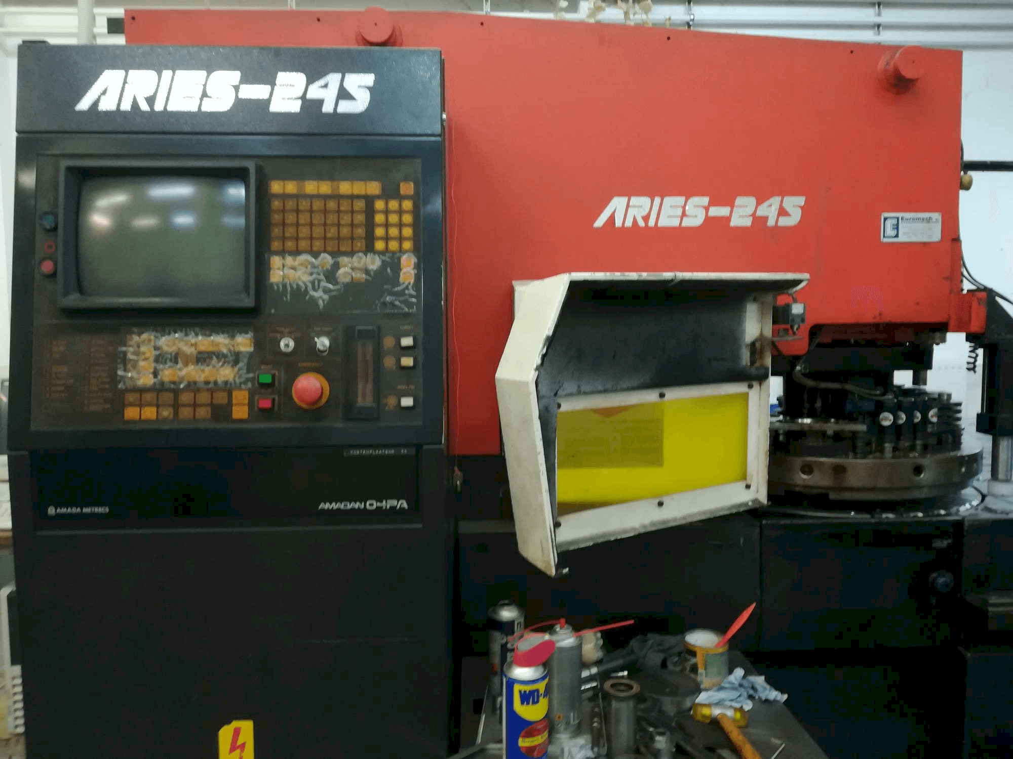 Widok z przodu maszyny AMADA Aries 245 20Ton
