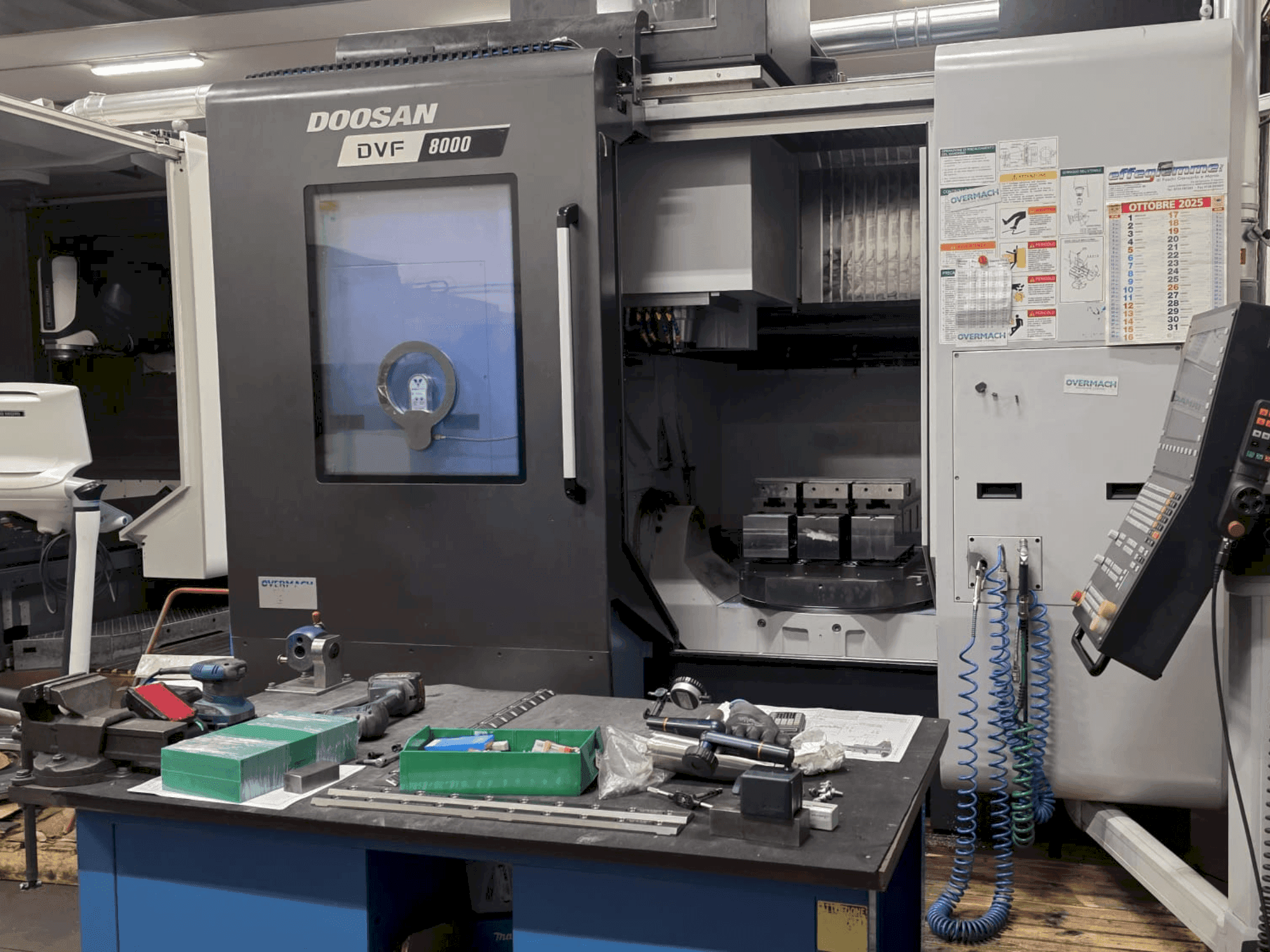 Widok z przodu maszyny DOOSAN DVF 8000