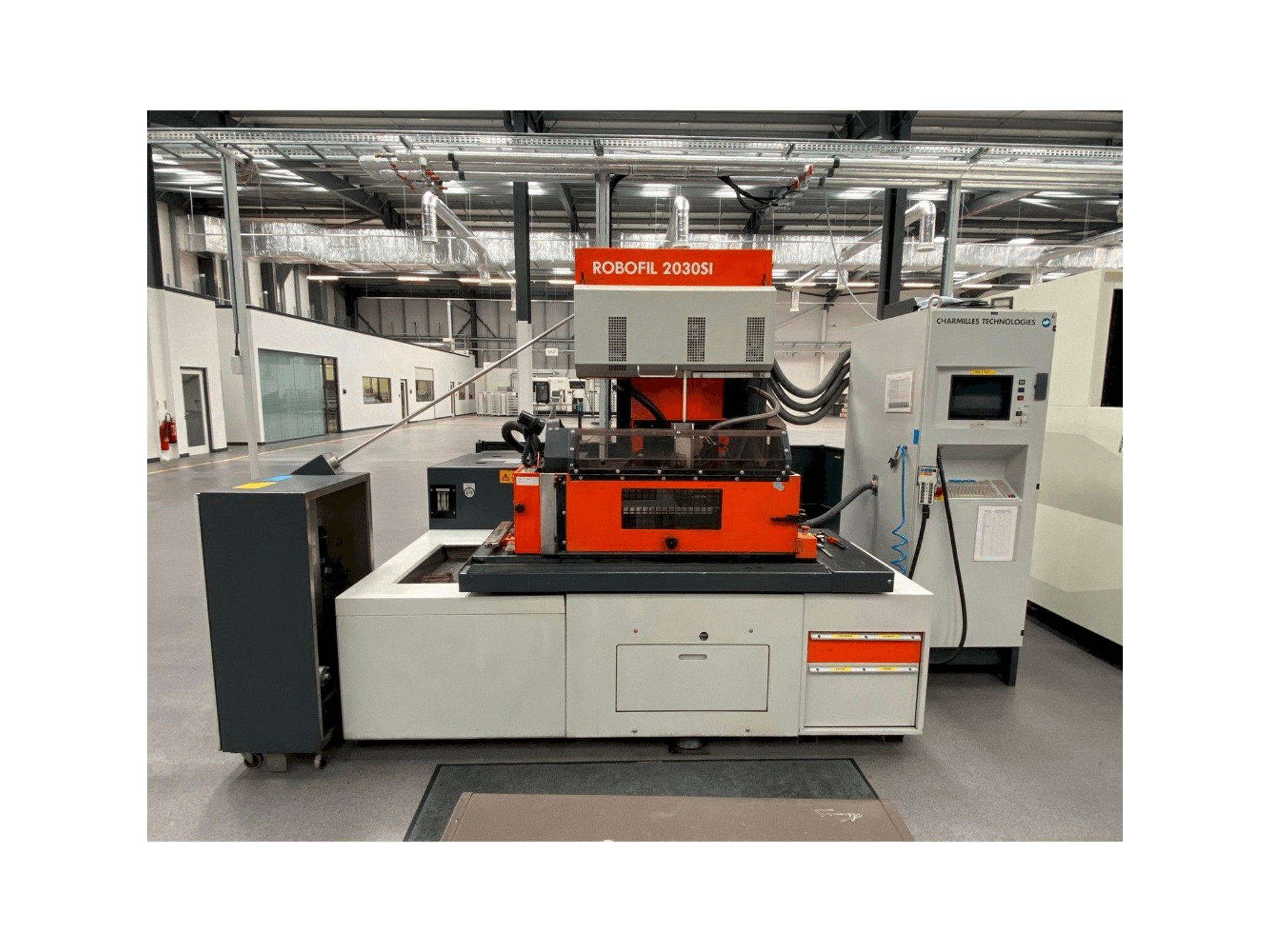 Widok z przodu maszyny CHARMILLES ROBOFIL 2030SI