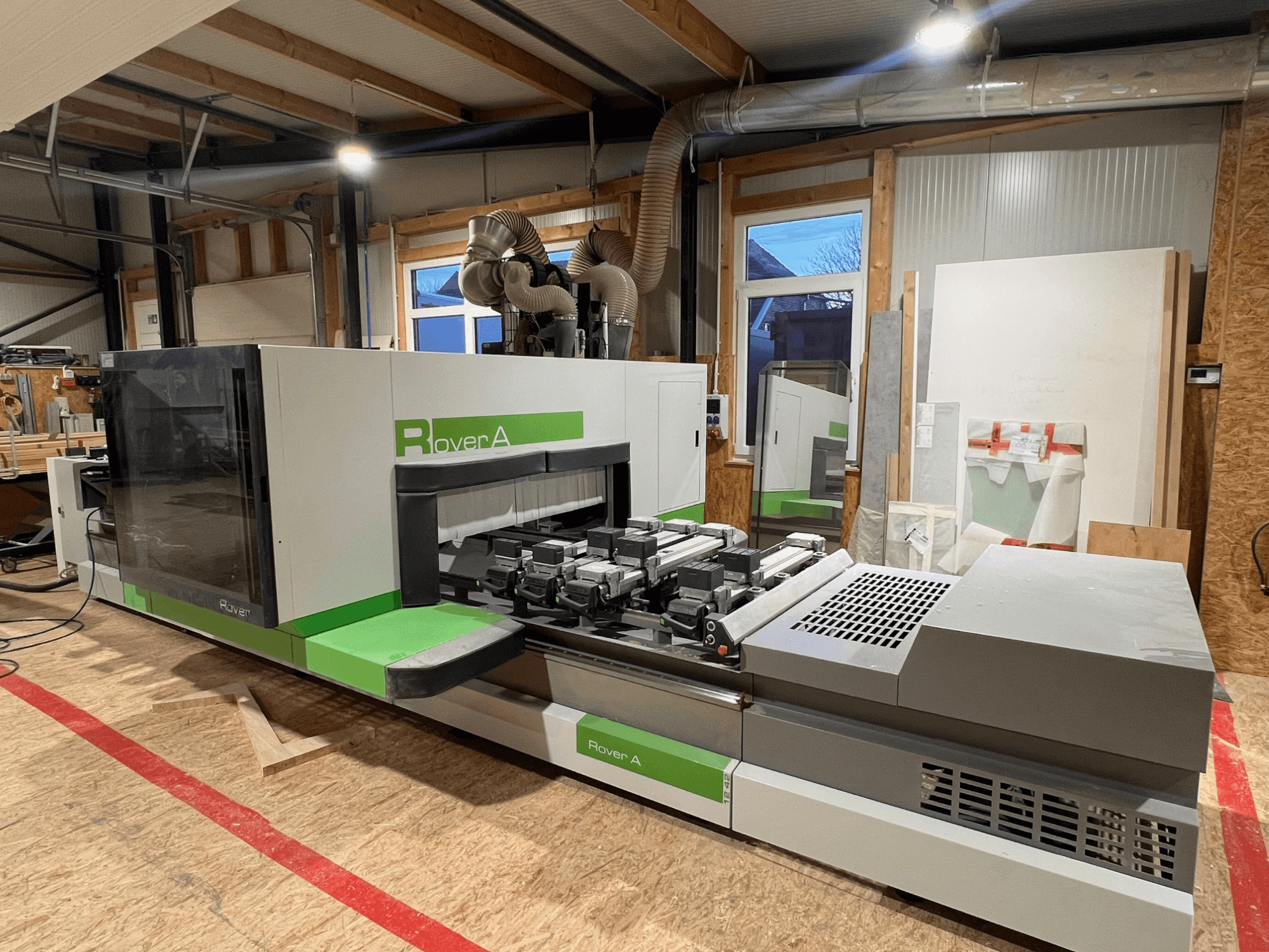 Centrum obróbcze CNC do drewna BIESSE Rover A 1242, widok z przodu przedstawiający panel sterowania i obszar cięcia w warunkach warsztatowych.