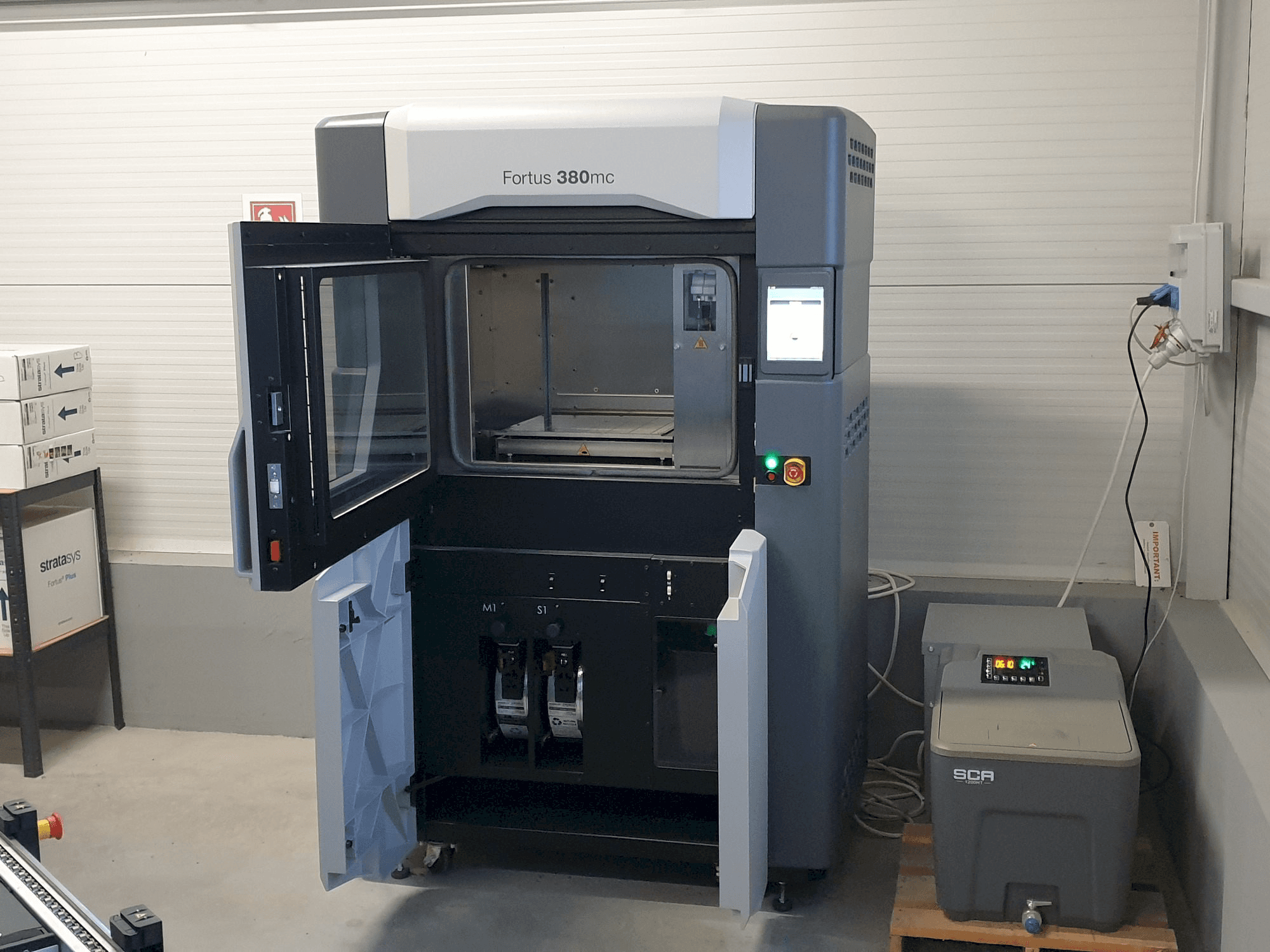 Widok z przodu maszyny Stratasys Fortus 380mc
