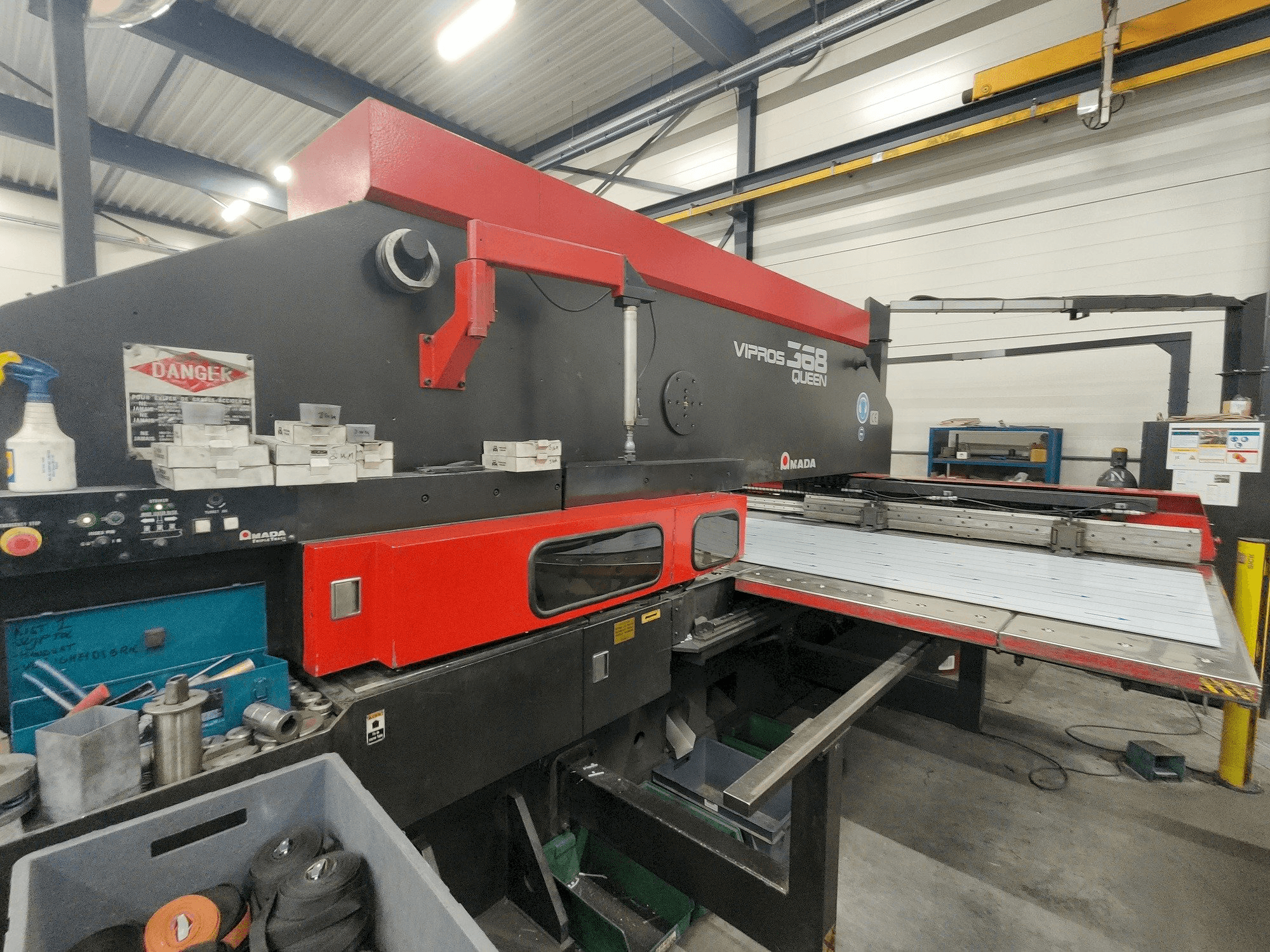 Widok z przodu maszyny AMADA Vipros 357 Queen