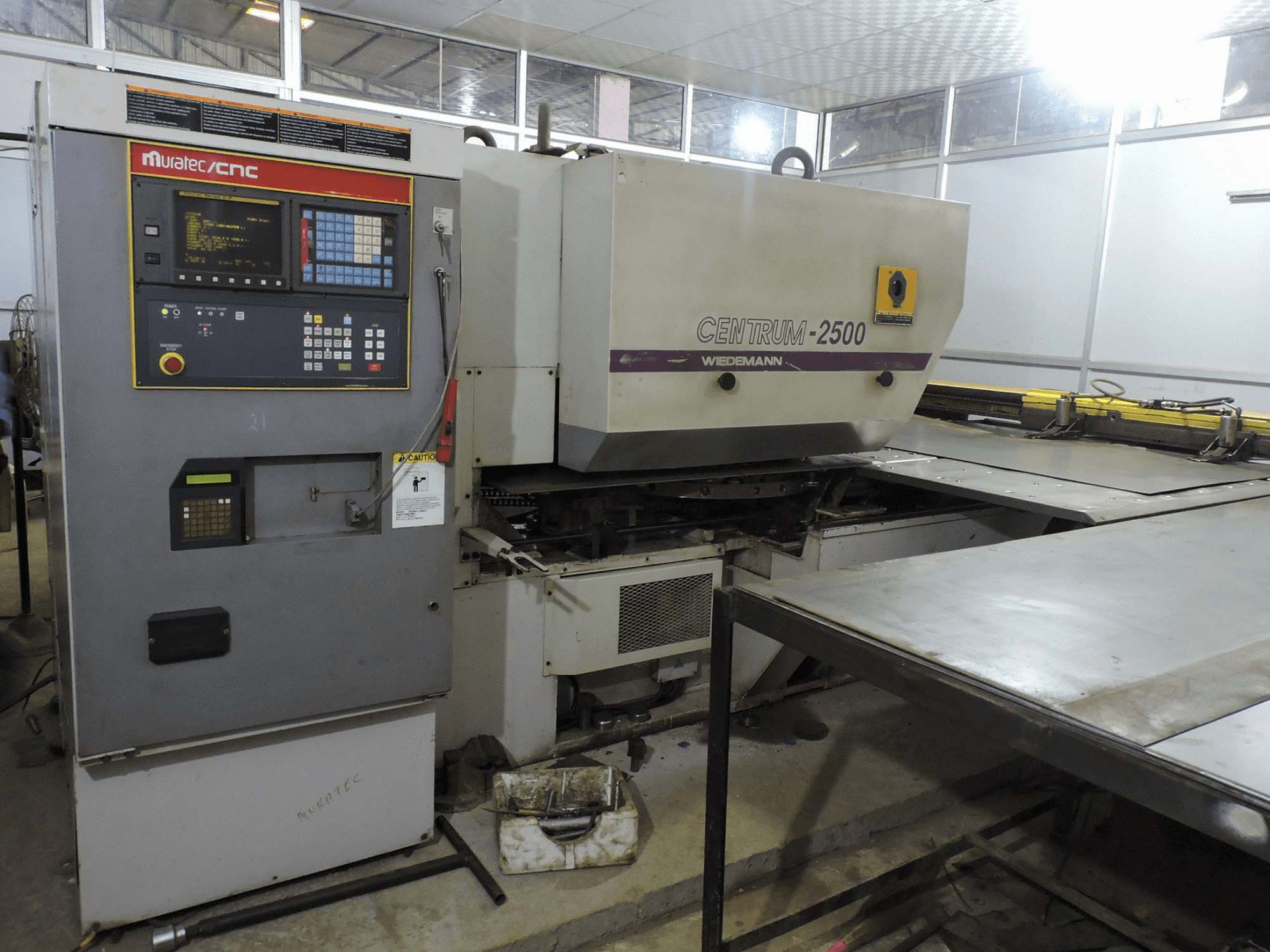 Widok z lewej maszyny Murata Wiedemann C-2500