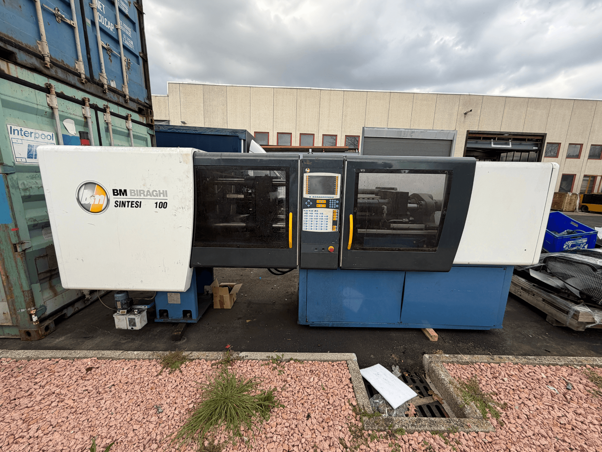 Hydrauliczna wtryskarka Negri Bossi BM BIRAGHI SINTESI 100, widok z przodu, prezentuje panel sterowania i funkcje operacyjne.