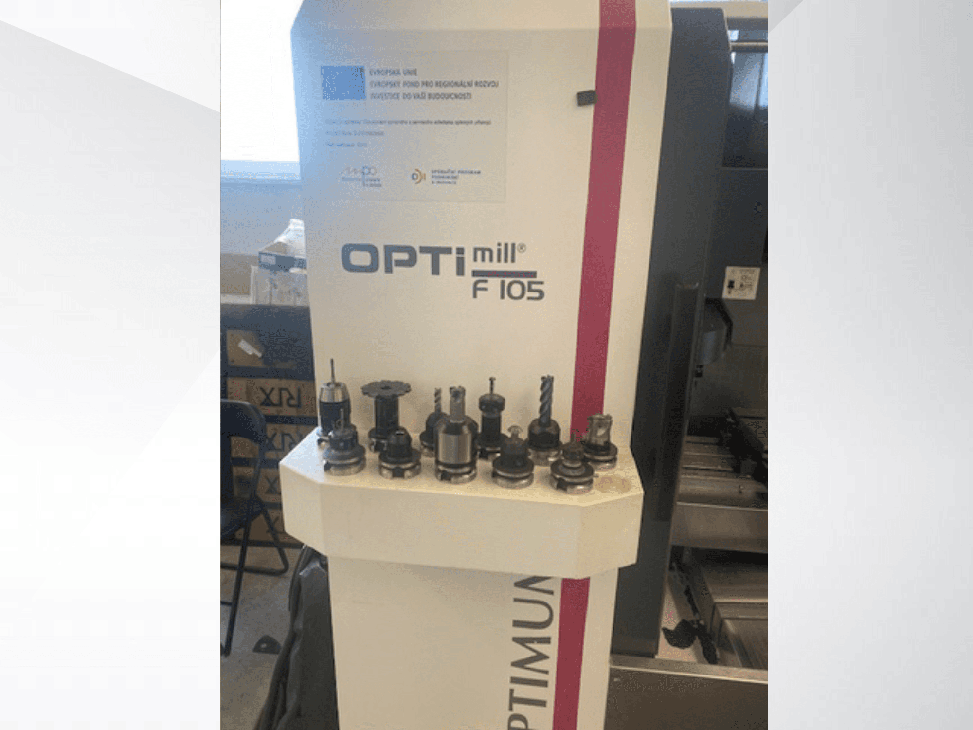 Widok z przodu pionowego centrum obróbczego Optimum Optimill F105 z różnymi narzędziami zamontowanymi z boku.