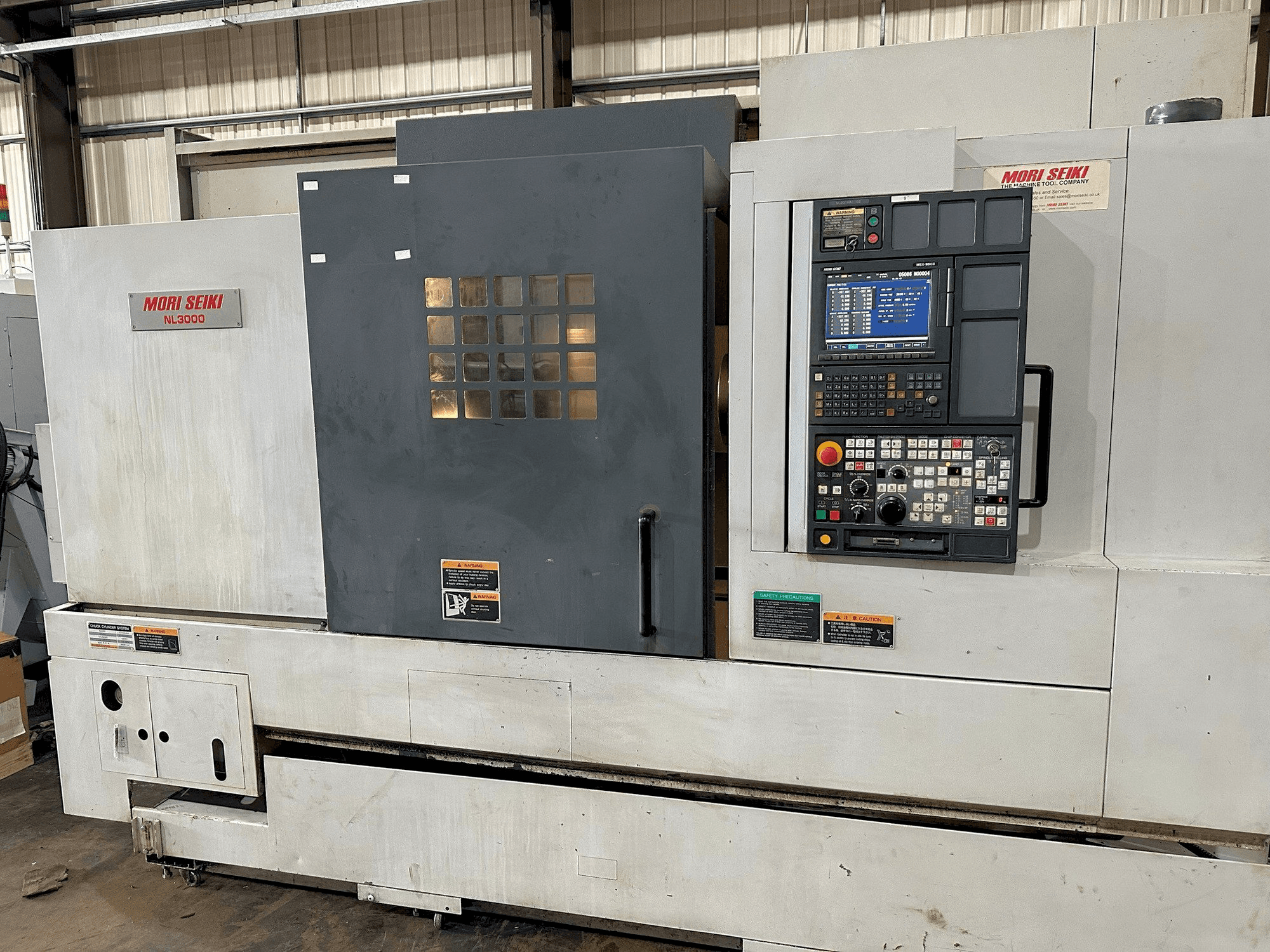 Widok z przodu maszyny MORI SEIKI NL3000Y/700