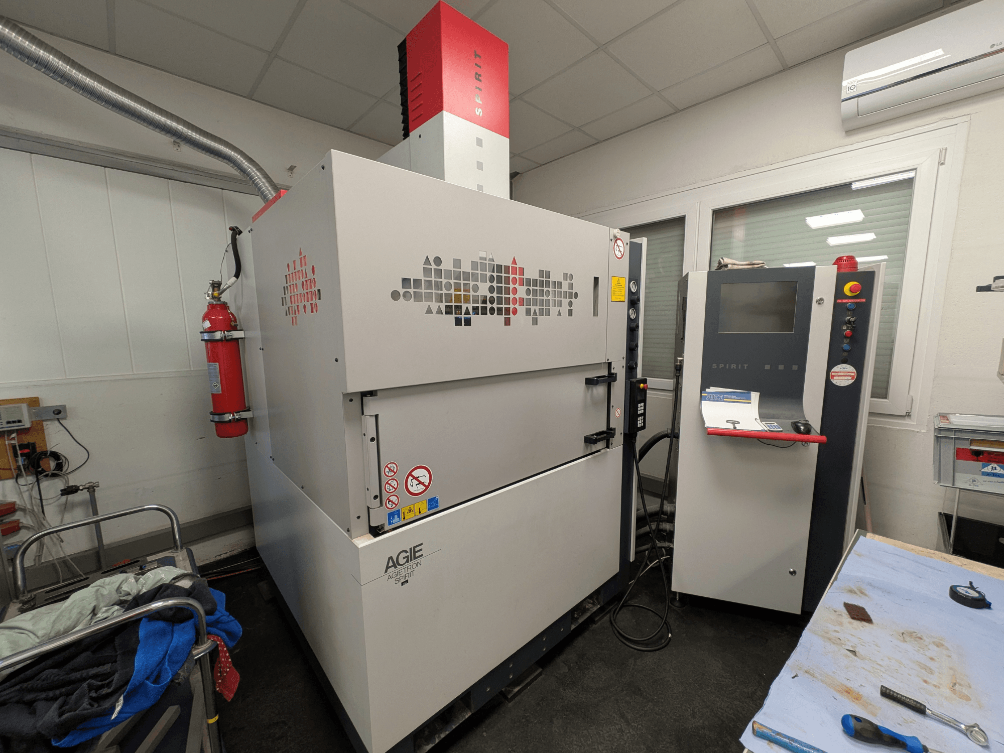 Elektrodrążarka wgłębna AGIE AGIETRON SPIRIT 3, widok z boku, panel sterowania i gaśnica.