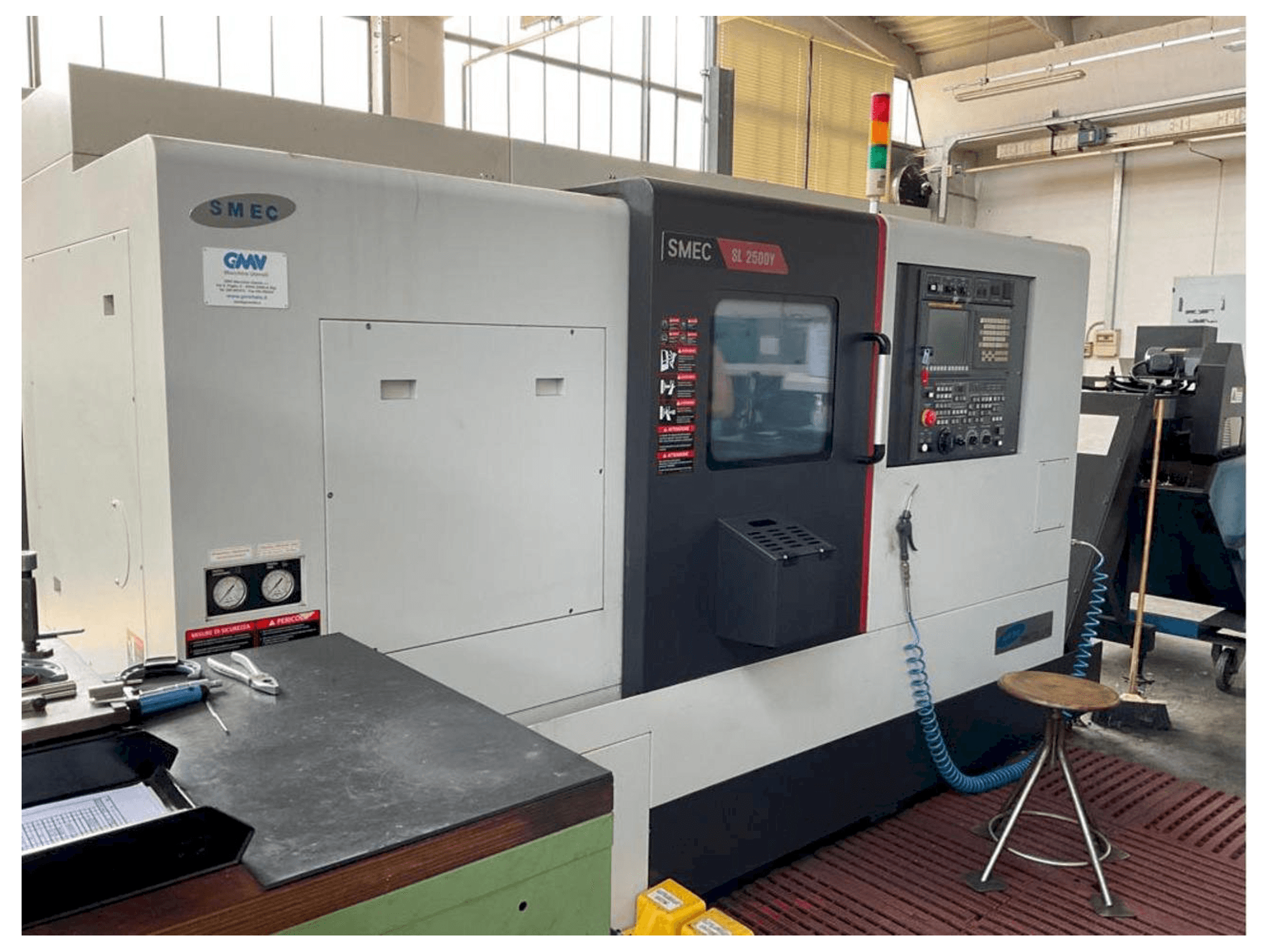 Widok z przodu maszyny SMEC SL-2500Y