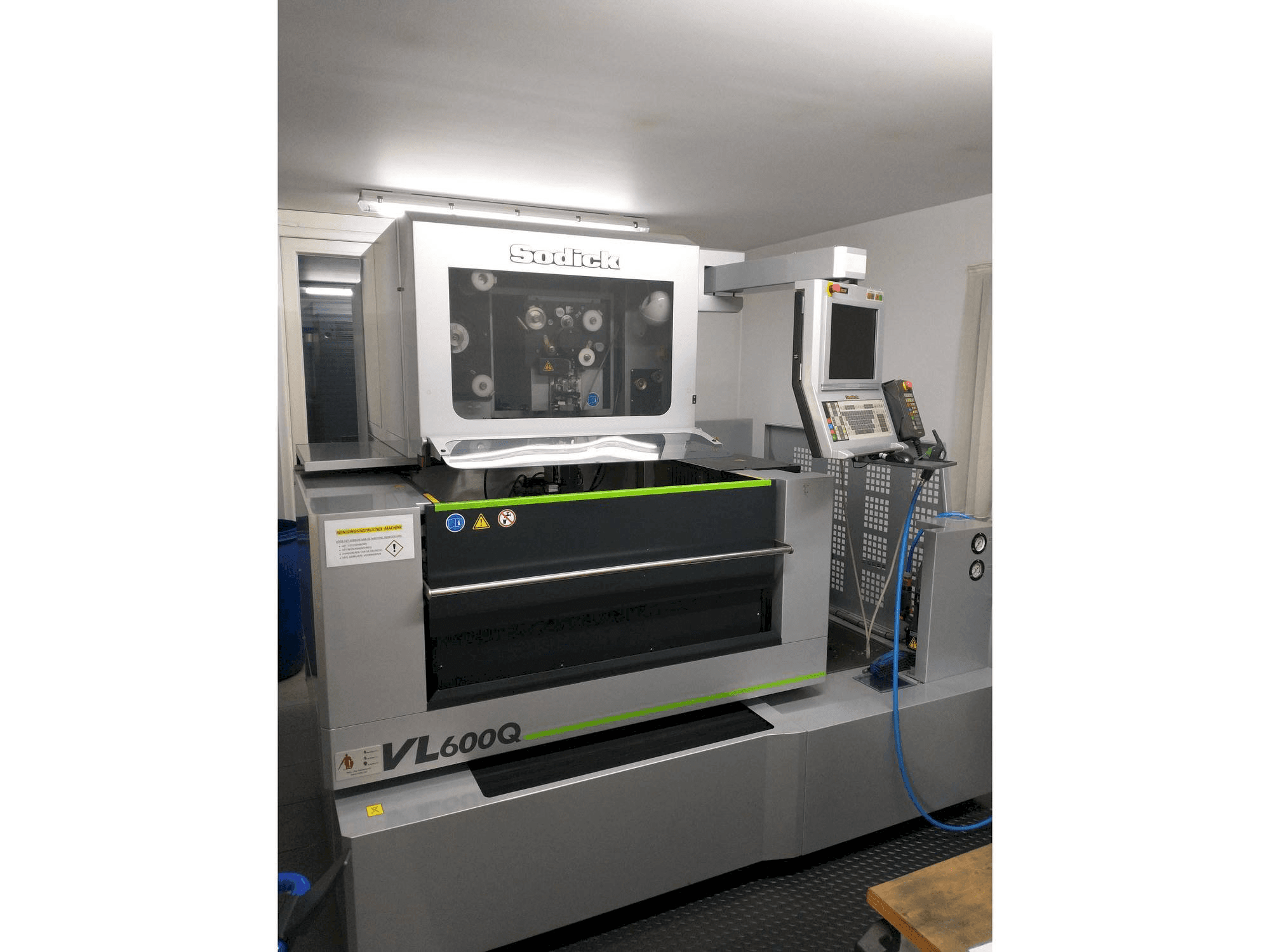 Widok z przodu maszyny Sodick VL600Q