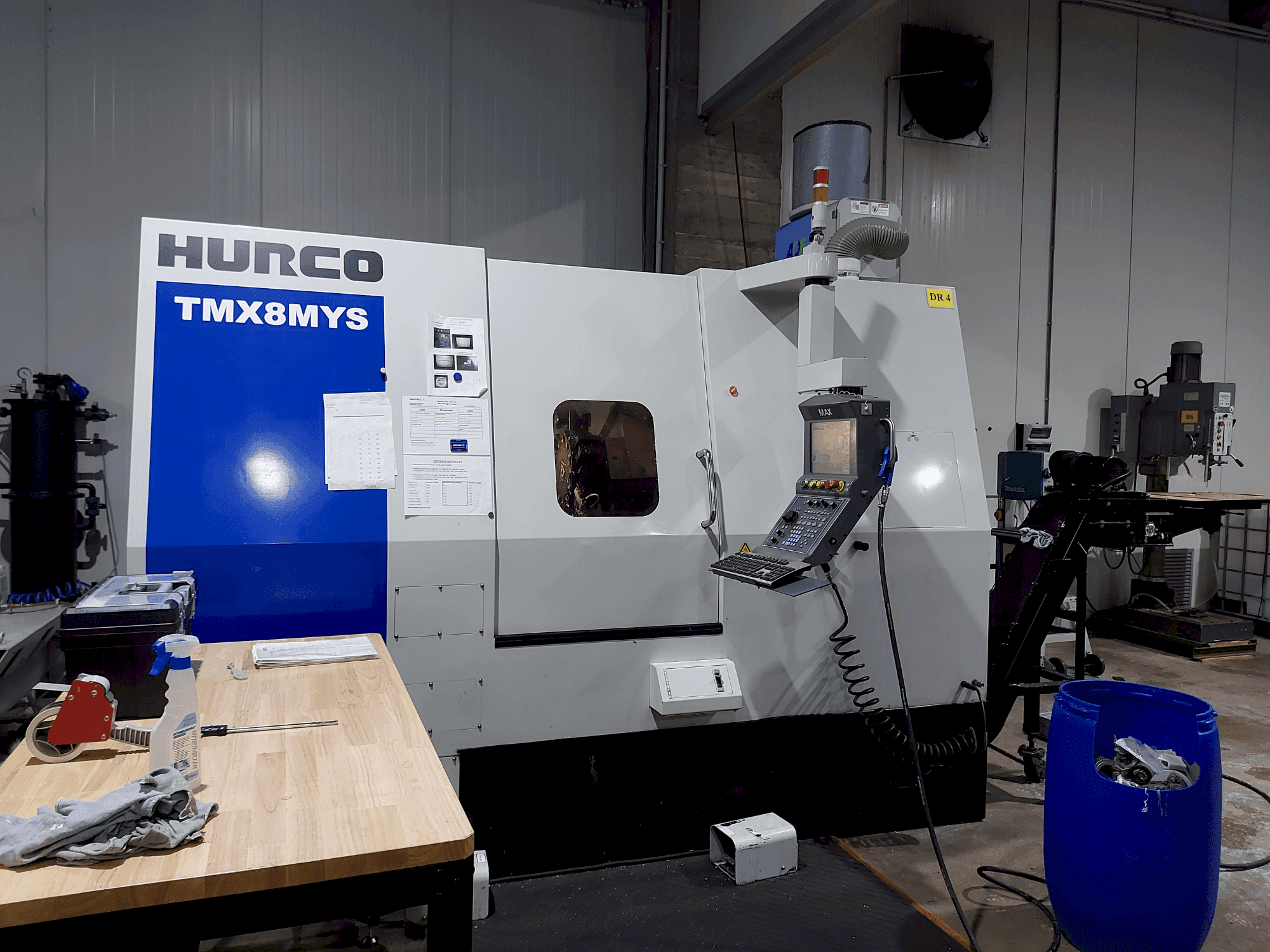 Widok z przodu maszyny Hurco TMX 8MYS