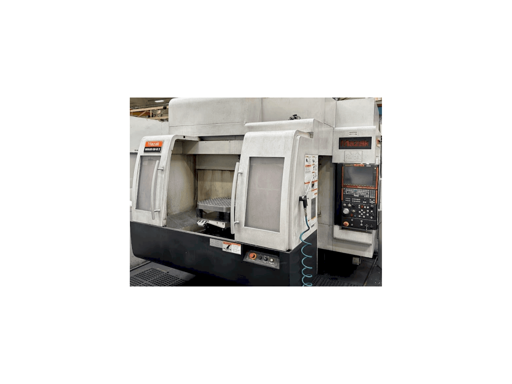 Widok z przodu maszyny Mazak Variaxis 630-5X II
