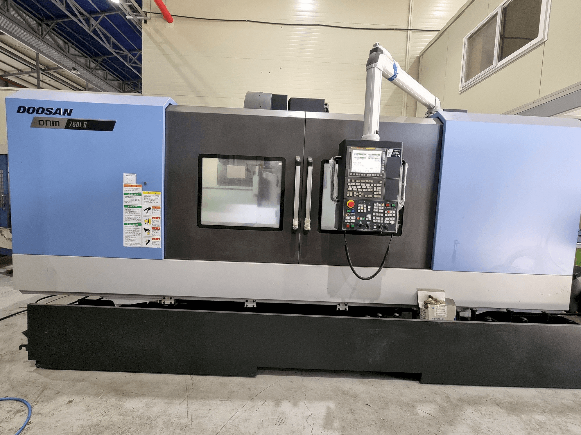 Widok z przodu maszyny Doosan DNM 750L II