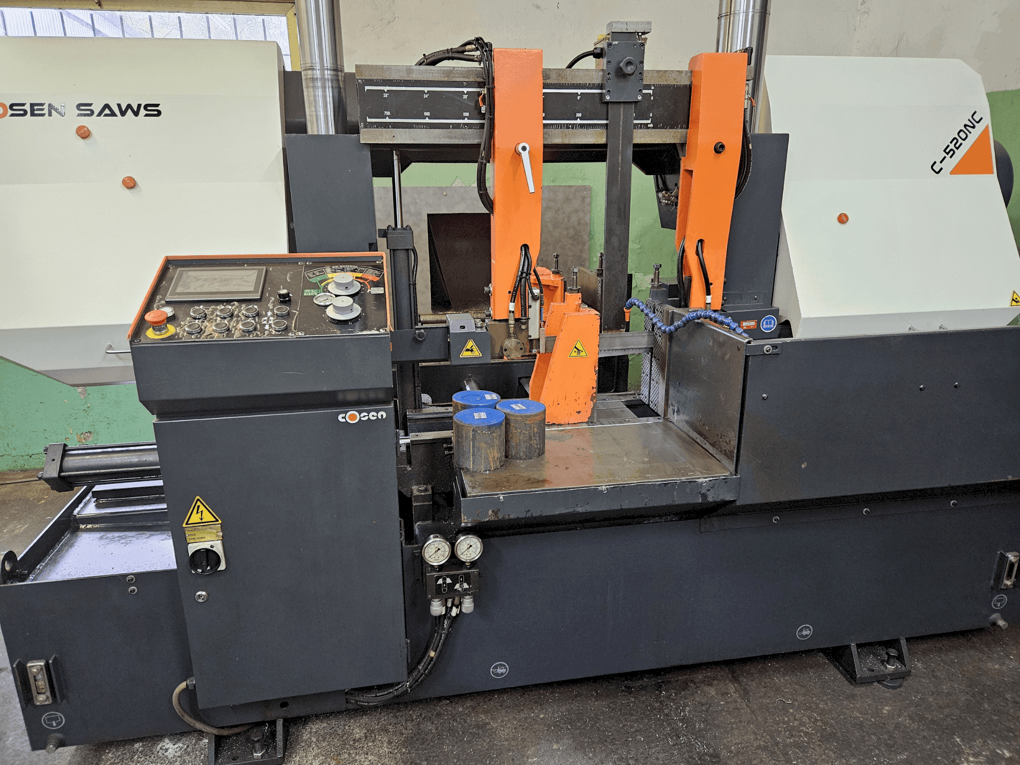 Widok z przodu maszyny Cosen C-520CNC