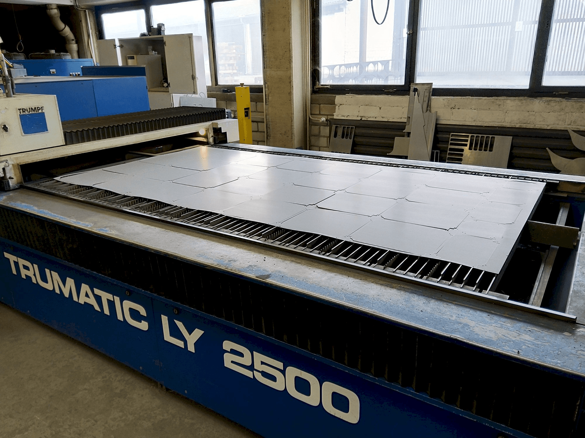 Widok z przodu maszyny Trumpf Trumatic LY2500