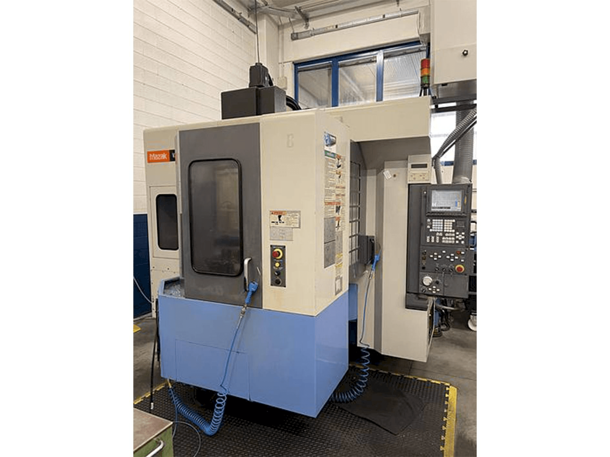 Widok z przodu maszyny Mazak Variaxis 500-5X